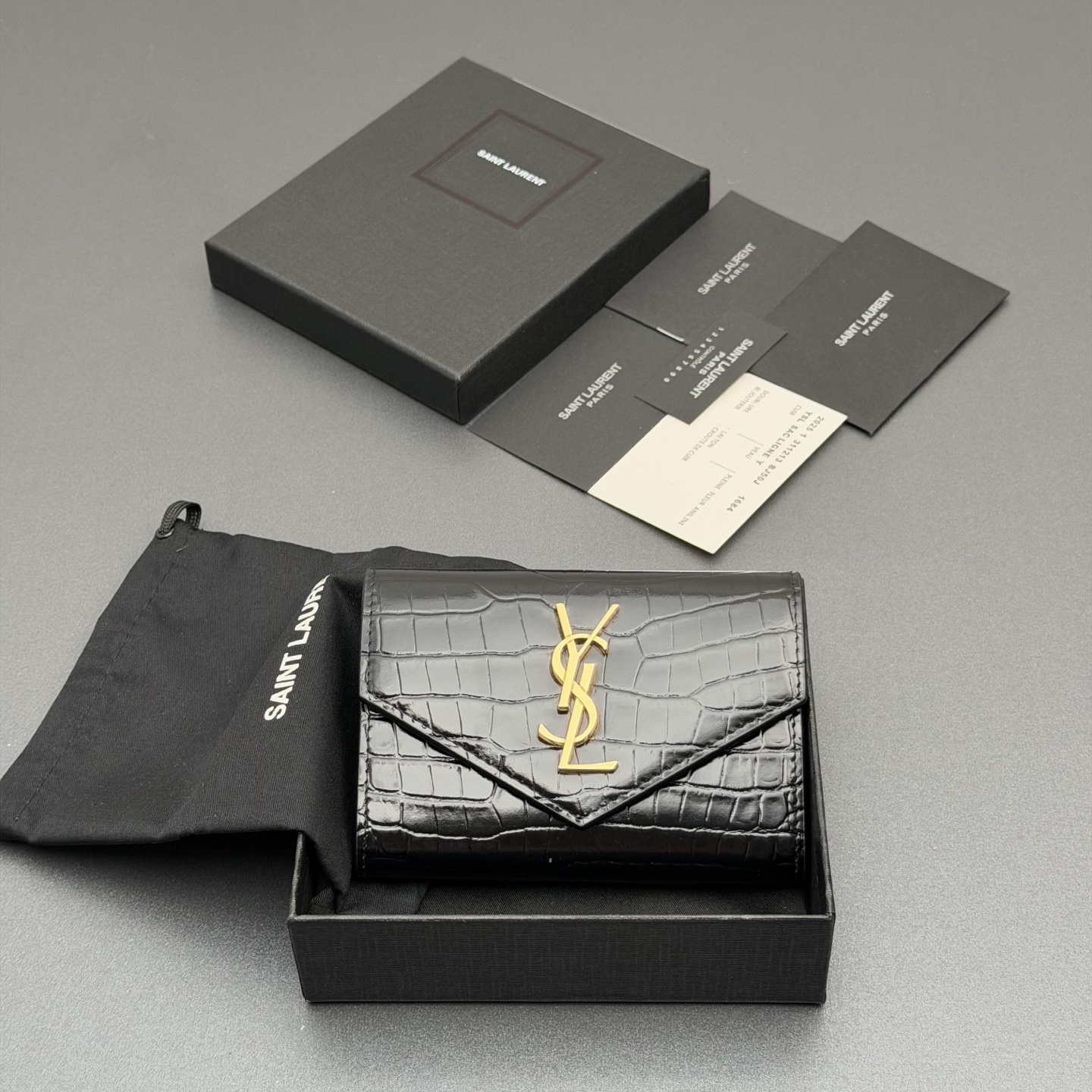 NO:688413,[Premium hardware original leather] MATELASSE short crocodile pattern embossed leather envelope wallet Flip wallet, quilted topstitching with iconic metal logo Gold tone metal hardware 4 card slots and 1 open compartment Lock front seal and outer rear compartment pocket Number: 414404 Black crocodile pattern/gold buckle Size: w13.5×h9.5×d3cm, Saint Laurent wallet, saint laurent, wallets19860909【特级五金原厂皮】MATELASSE短款鳄鱼纹压印皮革信封錢包 翻盖钱包,絎縫面缝线迹配以標志性金屬標志 金色調金屬五金 4個卡糟及1個開放式隔層 鎖扣前封口及外後隔層袋 编号:414404黑色鳄鱼纹/金扣 尺寸:w13.5×h9.5×d3cm,圣罗兰钱包,saint laurent,wallets,Bag