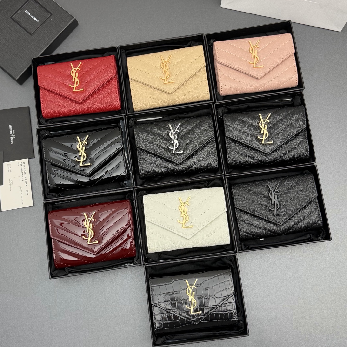 NO:688418,[Premium Hardware Original Leather] MATELASSE Short Leather Envelope Wallet Flip wallet, quilted topstitching with iconic metal logo Gold tone metal hardware 4 card slots and 1 open compartment Locking front seal and outer rear compartment pocket No.: 414404 Size: w13.5×h9.5×d3cm, saint laurent wallet, saint laurent, wallets19860909【特级五金原厂皮】MATELASSE短款皮革信封錢包 翻盖钱包,絎縫面缝线迹配以標志性金屬標志 金色調金屬五金 4個卡糟及1個開放式隔層 鎖扣前封口及外後隔層袋 编号:414404 尺寸:w13.5×h9.5×d3cm,圣罗兰钱包,saint laurent,wallets,Bag