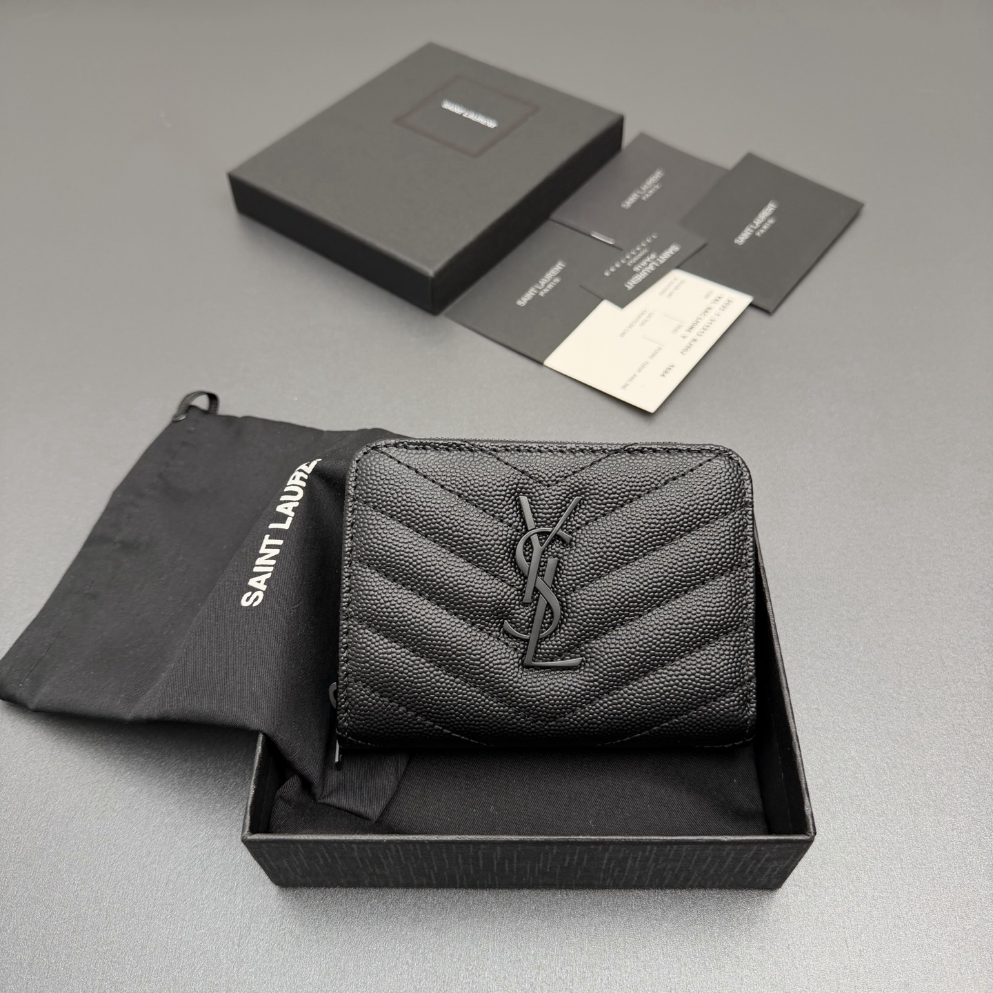NO:688423,[Premium hardware original leather] MATELASSE small grained embossed leather zipper wallet Quilted wallet with iconic metal logo Black gun-tone metal hardware 6 card slots and 1 coin pocket 1 banknote layer and 4 receipt compartments Number: 403723 Black ball pattern/black buckle Size: w12×h10×d3cm, Saint Laurent wallet, saint laurent, wallets19860909【特级五金原厂皮】MATELASSE小号粒纹压花皮革拉链钱包 絎縫錢包配以標志性金屬標志 黑枪調金屬五金 6個卡糟及1個零钱袋 1個紙幣層及4個票據隔層 编号:403723 黑色球纹/黑扣 尺寸:w12×h10×d3cm,圣罗兰钱包,saint laurent,wallets,Bag