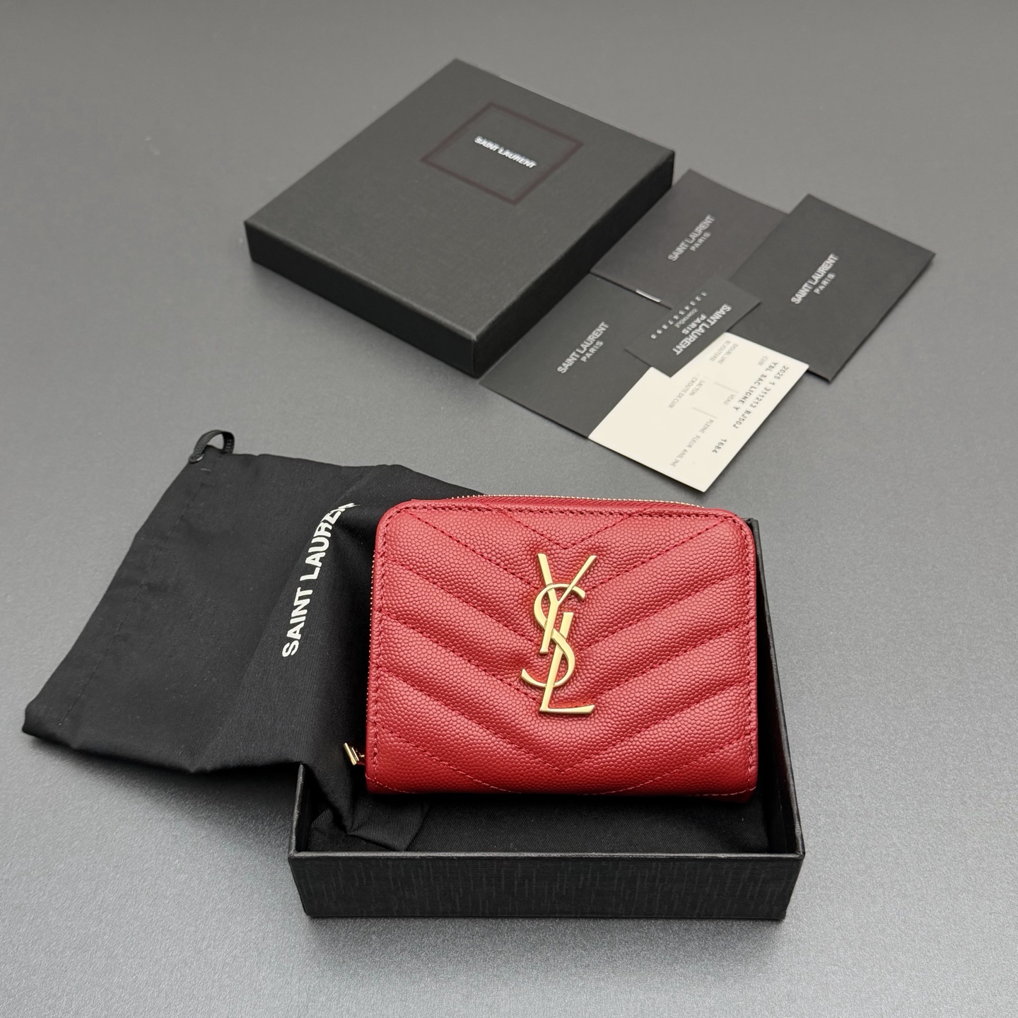 NO:688427,[Premium hardware original leather] MATELASSE small grained embossed leather zipper wallet Quilted wallet with iconic metal logo Gold tone metal hardware 6 card slots and 1 coin pocket 1 banknote layer and 4 receipt compartments No.: 403723 Red ball pattern/gold buckle Size: w12×h10×d3cm, Saint Laurent wallet, saint laurent, wallets19860909【特级五金原厂皮】MATELASSE小号粒纹压花皮革拉链钱包 絎縫錢包配以標志性金屬標志 金色調金屬五金 6個卡糟及1個零钱袋 1個紙幣層及4個票據隔層 编号:403723 红色球纹/金扣 尺寸:w12×h10×d3cm,圣罗兰钱包,saint laurent,wallets,Bag