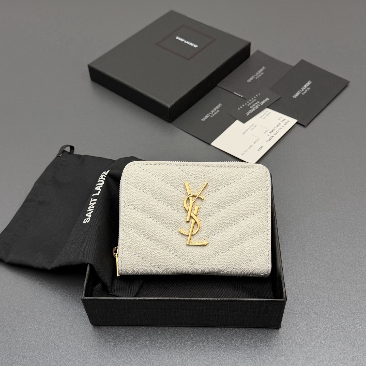 NO:688432,[Premium hardware original leather] MATELASSE small grained embossed leather zipper wallet Quilted wallet with iconic metal logo Gold tone metal hardware 6 card slots and 1 coin pocket 1 banknote layer and 4 receipt compartments No.: 403723 White ball pattern/gold buckle Size: w12×h10×d3cm, Saint Laurent wallet, saint laurent, wallets19860909【特级五金原厂皮】MATELASSE小号粒纹压花皮革拉链钱包 絎縫錢包配以標志性金屬標志 金色調金屬五金 6個卡糟及1個零钱袋 1個紙幣層及4個票據隔層 编号:403723 白色球纹/金扣 尺寸:w12×h10×d3cm,圣罗兰钱包,saint laurent,wallets,Bag