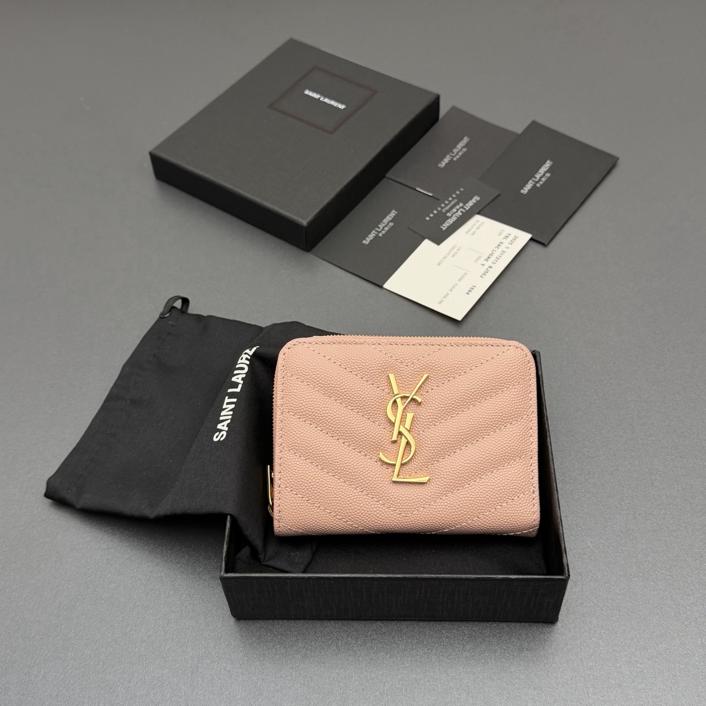 NO:688433,[Premium hardware original leather] MATELASSE small grained embossed leather zipper wallet Quilted wallet with iconic metal logo Gold tone metal hardware 6 card slots and 1 coin pocket 1 banknote layer and 4 receipt compartments Number: 403723 Pink ball pattern/gold buckle Size: w12×h10×d3cm, Saint Laurent wallet, saint laurent, wallets19860909【特级五金原厂皮】MATELASSE小号粒纹压花皮革拉链钱包 絎縫錢包配以標志性金屬標志 金色調金屬五金 6個卡糟及1個零钱袋 1個紙幣層及4個票據隔層 编号:403723 粉色球纹/金扣 尺寸:w12×h10×d3cm,圣罗兰钱包,saint laurent,wallets,Bag