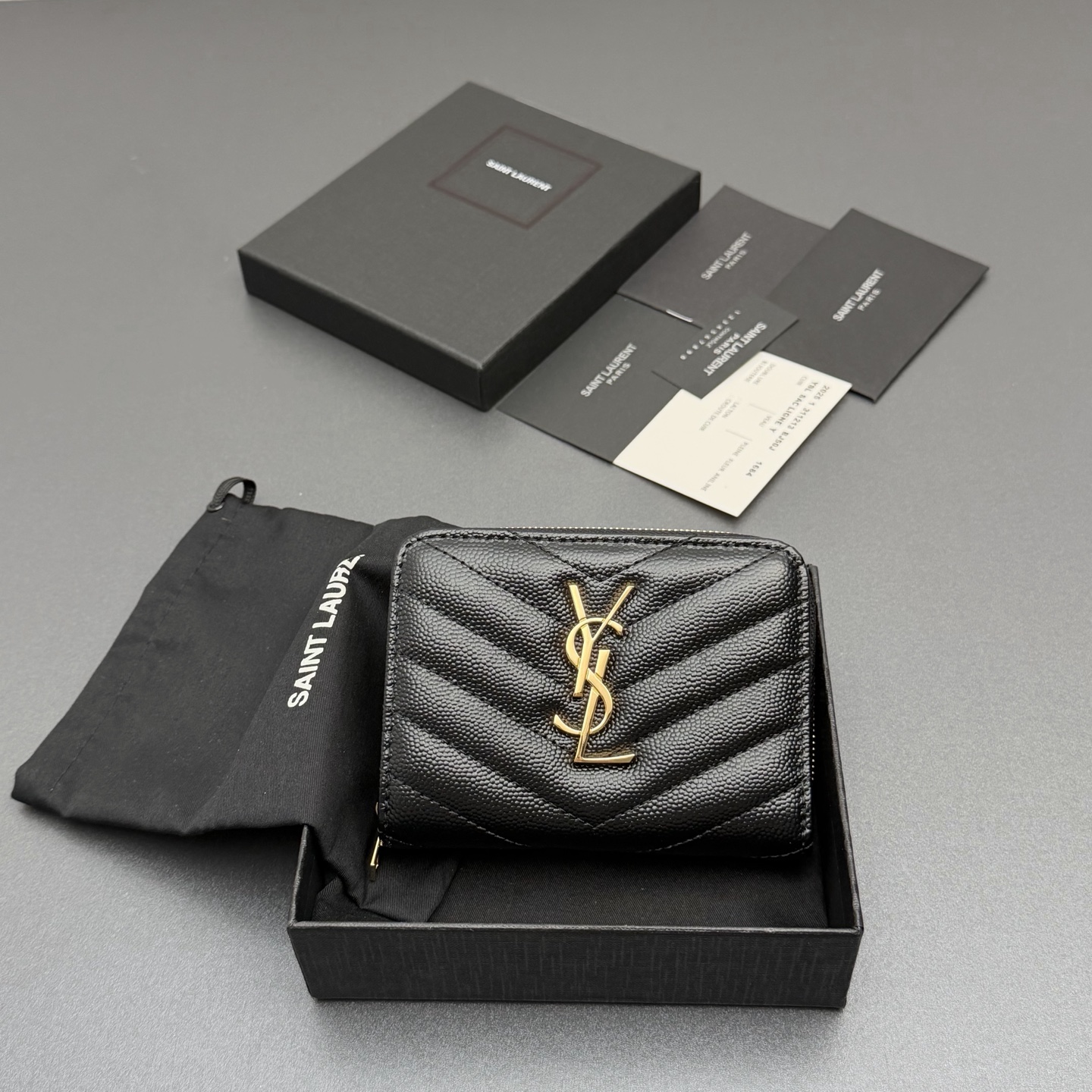 NO:688428,[Premium hardware original leather] MATELASSE small grained embossed leather zipper wallet Quilted wallet with iconic metal logo Gold tone metal hardware 6 card slots and 1 coin pocket 1 banknote layer and 4 receipt compartments No.: 403723 Black ball pattern/gold buckle Size: w12×h10×d3cm, Saint Laurent wallet, saint laurent, wallets19860909【特级五金原厂皮】MATELASSE小号粒纹压花皮革拉链钱包 絎縫錢包配以標志性金屬標志 金色調金屬五金 6個卡糟及1個零钱袋 1個紙幣層及4個票據隔層 编号:403723 黑色球纹/金扣 尺寸:w12×h10×d3cm,圣罗兰钱包,saint laurent,wallets,Bag