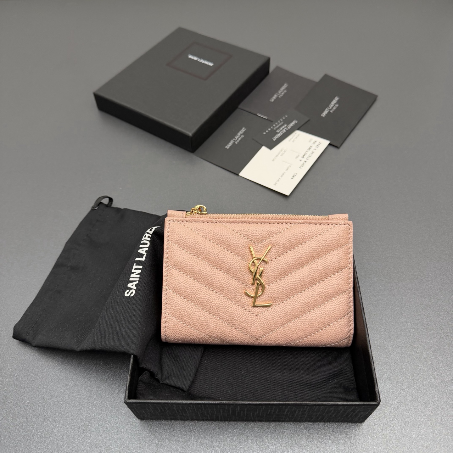 NO:688431,[Premium hardware original leather] MATELASSE grain embossed leather zipper bi-fold wallet Quilted wallet with iconic metal logo Gold tone metal hardware 6 card slots and 1 coin pocket 1 banknote layer No.: 668287 575974 Pink ball pattern/gold buckle Size: w12×h10×d3cm, Saint Laurent wallet, saint laurent, wallets19860909【特级五金原厂皮】 MATELASSE粒面压印皮革拉链双折钱包 絎縫錢包配以標志性金屬標志 金色調金屬五金 6個卡糟及1個零钱袋 1個紙幣層 编号:668287 575974 粉色球纹/金扣 尺寸:w12×h10×d3cm,圣罗兰钱包,saint laurent,wallets,Bag