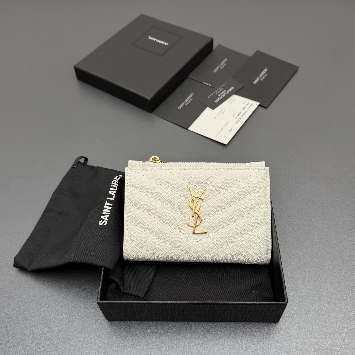 NO:688434,[Premium Hardware Original Leather] MATELASSE grain embossed leather zipper bi-fold wallet Quilted wallet with iconic metal logo Gold tone metal hardware 6 card slots and 1 coin pocket 1 banknote layer No.: 668287 575974 White ball pattern/gold buckle Size: w12×h10×d3cm, Saint Laurent wallet, saint laurent, wallets19860909【特级五金原厂皮】 MATELASSE粒面压印皮革拉链双折钱包 絎縫錢包配以標志性金屬標志 金色調金屬五金 6個卡糟及1個零钱袋 1個紙幣層 编号:668287 575974 白色球纹/金扣 尺寸:w12×h10×d3cm,圣罗兰钱包,saint laurent,wallets,Bag