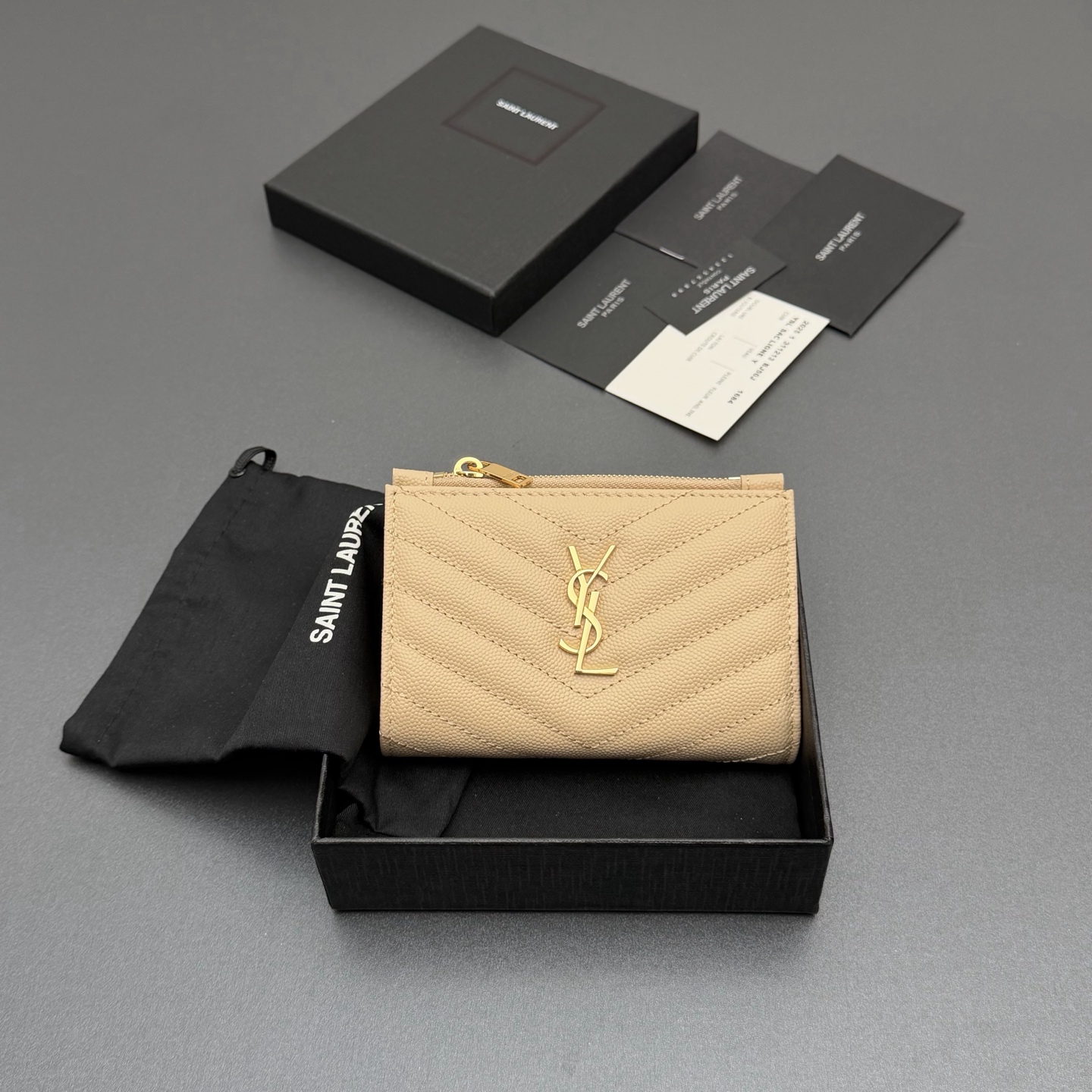 NO:688436,[Premium hardware original leather] MATELASSE grain embossed leather zipper bi-fold wallet Quilted wallet with iconic metal logo Gold tone metal hardware 6 card slots and 1 coin pocket 1 banknote layer No.: 668287 575974 Apricot ball pattern/gold buckle Size: w12×h10×d3cm, Saint Laurent wallet, saint laurent, wallets19860909【特级五金原厂皮】 MATELASSE粒面压印皮革拉链双折钱包 絎縫錢包配以標志性金屬標志 金色調金屬五金 6個卡糟及1個零钱袋 1個紙幣層 编号:668287 575974 杏色球纹/金扣 尺寸:w12×h10×d3cm,圣罗兰钱包,saint laurent,wallets,Bag