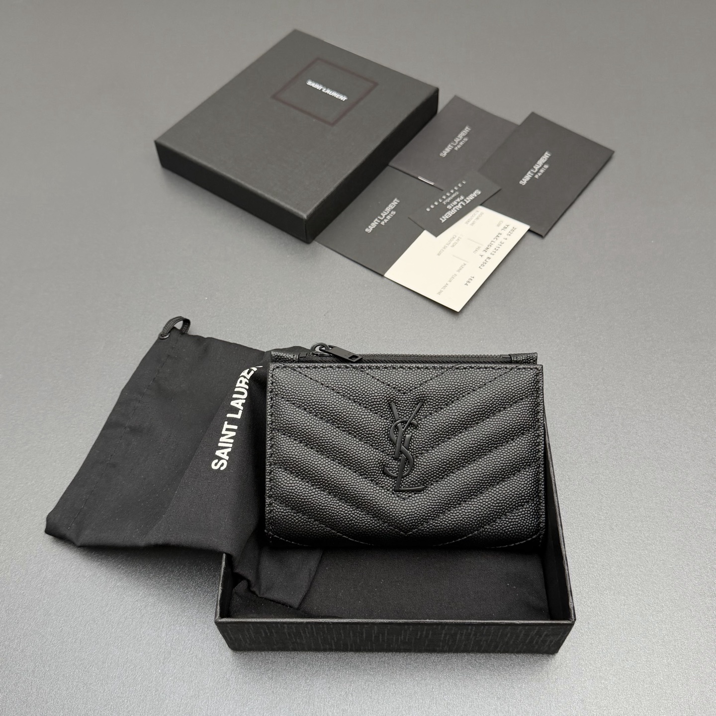 NO:688438,[Premium hardware original leather] MATELASSE grain embossed leather zipper bi-fold wallet Quilted wallet with iconic metal logo Black gun-tone metal hardware 6 card slots and 1 coin pocket 1 banknote layer No.: 668287 575974 Black ball pattern/black buckle Size: w12×h10×d3cm, Saint Laurent wallet, saint laurent, wallets19860909【特级五金原厂皮】 MATELASSE粒面压印皮革拉链双折钱包 絎縫錢包配以標志性金屬標志 黑枪調金屬五金 6個卡糟及1個零钱袋 1個紙幣層 编号:668287 575974 黑色球纹/黑扣 尺寸:w12×h10×d3cm,圣罗兰钱包,saint laurent,wallets,Bag