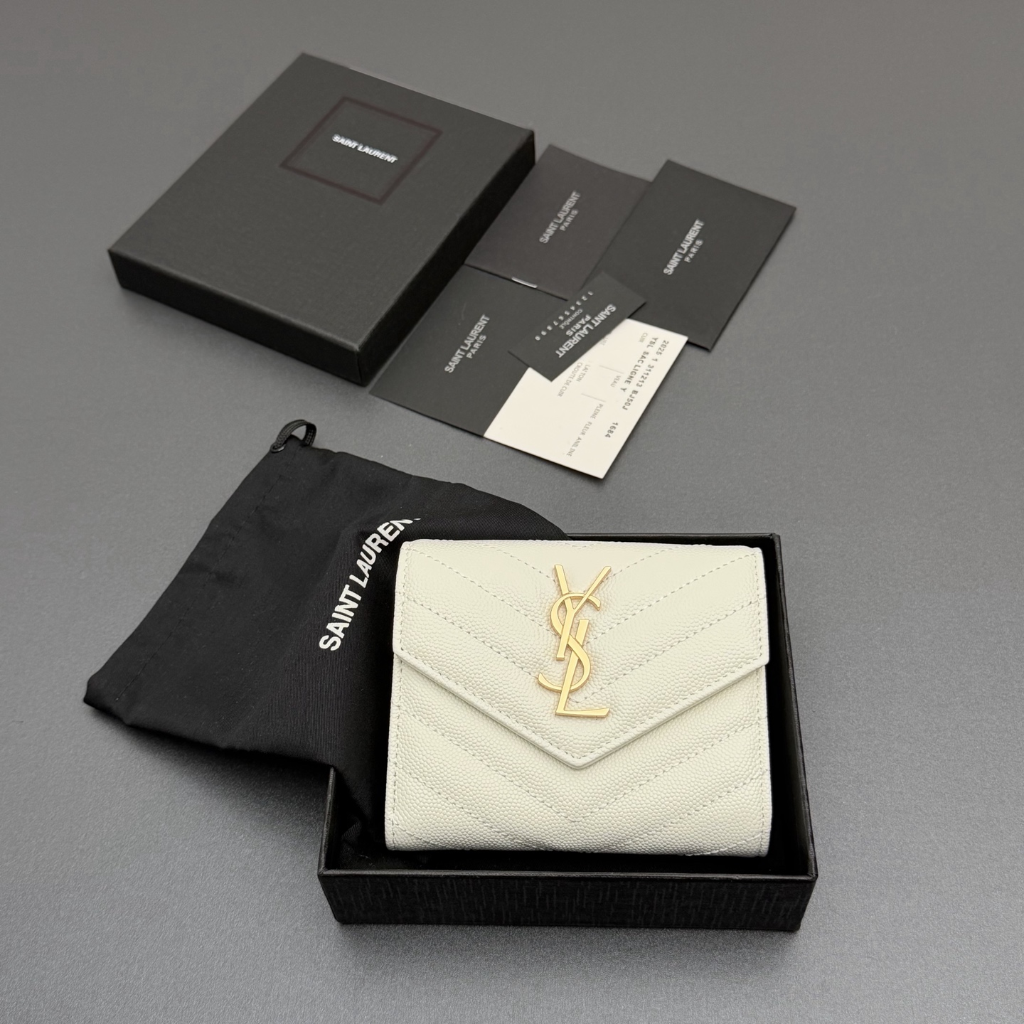 NO:688445,[Premium hardware original leather] MATELASSE short grain embossed leather tri-fold short bag Quilted wallet with iconic metal logo Gold tone metal hardware 6 card slots and 1 coin pocket 1 banknote layer and 4 receipt compartments No.: 403943 White ball pattern/gold buckle Size: w12.5×h10×d2.5cm, Saint Laurent wallet, saint laurent, wallets19860909【特级五金原厂皮】MATELASSE短款粒面壓印皮革三折短包 絎縫錢包配以標志性金屬標志 金色調金屬五金 6個卡糟及1個零钱袋 1個紙幣層及4個票據隔層 编号:403943 白色球纹/金扣 尺寸:w12.5×h10×d2.5cm,圣罗兰钱包,saint laurent,wallets,Bag