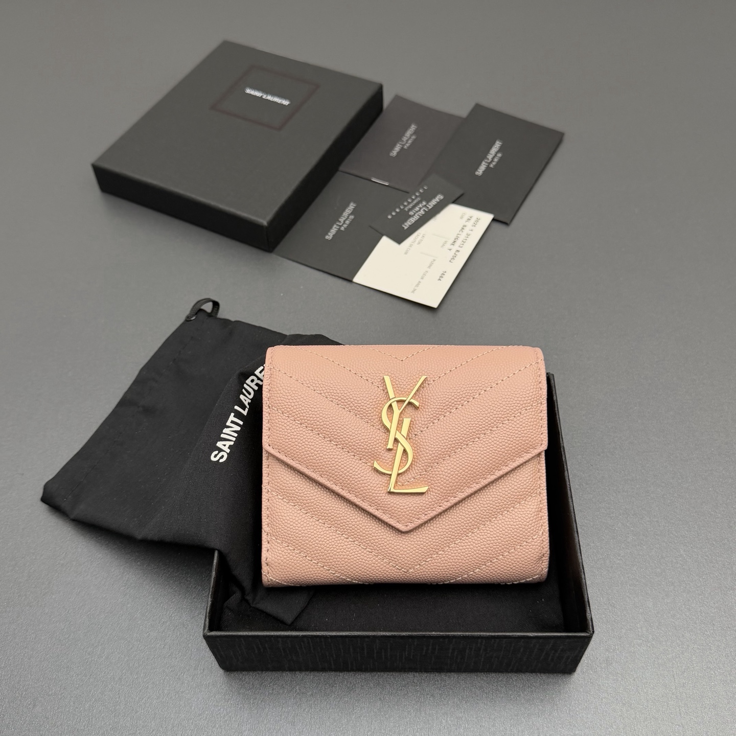 NO:688449,[Premium hardware original leather] MATELASSE short grain embossed leather tri-fold short bag Quilted wallet with iconic metal logo Gold tone metal hardware 6 card slots and 1 coin pocket 1 banknote layer and 4 receipt compartments Number: 403943 Pink ball pattern/gold buckle Size: w12.5×h10×d2.5cm, Saint Laurent wallet, saint laurent, wallets19860909【特级五金原厂皮】MATELASSE短款粒面壓印皮革三折短包 絎縫錢包配以標志性金屬標志 金色調金屬五金 6個卡糟及1個零钱袋 1個紙幣層及4個票據隔層 编号:403943 粉色球纹/金扣 尺寸:w12.5×h10×d2.5cm,圣罗兰钱包,saint laurent,wallets,Bag