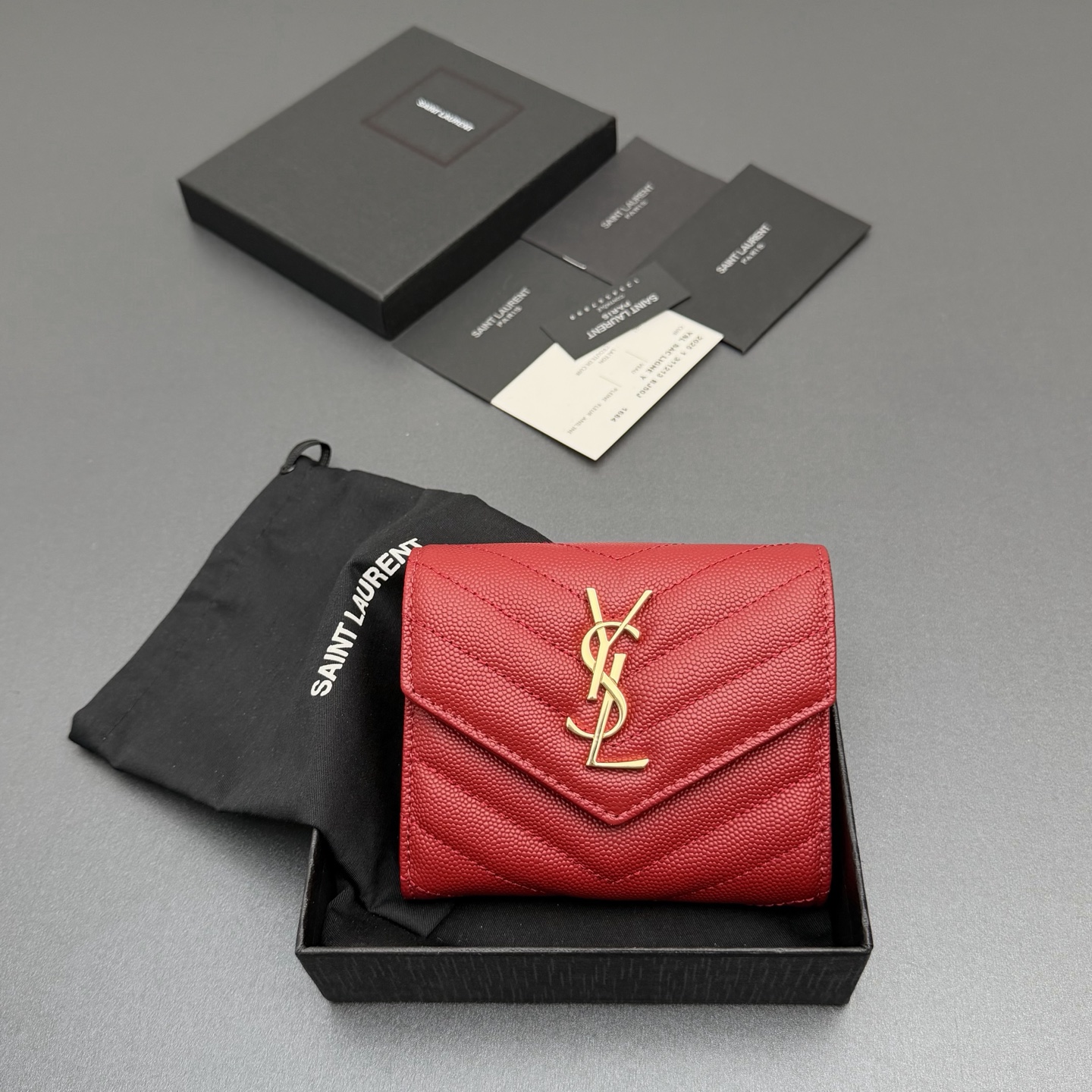 NO:688457,[Premium hardware original leather] MATELASSE short grain embossed leather tri-fold short bag Quilted wallet with iconic metal logo Gold tone metal hardware 6 card slots and 1 coin pocket 1 banknote layer and 4 receipt compartments No.: 403943 Red ball pattern/gold buckle Size: w12.5×h10×d2.5cm, Saint Laurent wallet, saint laurent, wallets19860909【特级五金原厂皮】MATELASSE短款粒面壓印皮革三折短包 絎縫錢包配以標志性金屬標志 金色調金屬五金 6個卡糟及1個零钱袋 1個紙幣層及4個票據隔層 编号:403943 红色球纹/金扣 尺寸:w12.5×h10×d2.5cm,圣罗兰钱包,saint laurent,wallets,Bag