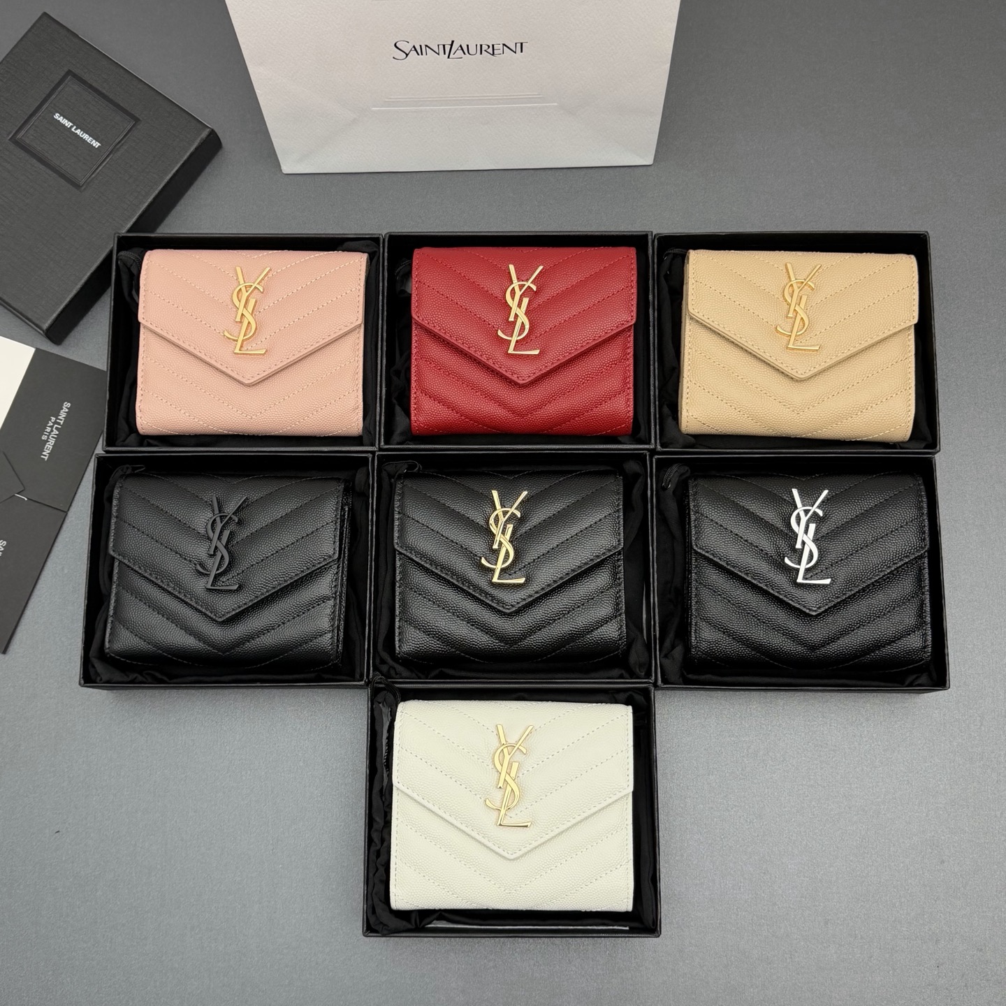 NO:688459,[Premium hardware original leather] MATELASSE short grain embossed leather tri-fold short bag Quilted wallet with iconic metal logo Metal hardware 6 card slots and 1 coin pocket 1 banknote layer and 4 receipt compartments Number: 403943 Size: w12.5×h10×d2.5cm, Saint Laurent wallet, saint laurent, wallets19860909【特级五金原厂皮】MATELASSE短款粒面壓印皮革三折短包 絎縫錢包配以標志性金屬標志 金屬五金 6個卡糟及1個零钱袋 1個紙幣層及4個票據隔層 编号:403943  尺寸:w12.5×h10×d2.5cm,圣罗兰钱包,saint laurent,wallets,Bag