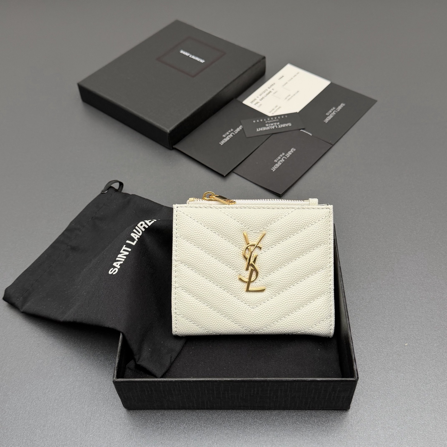 NO:688462,[Premium hardware original leather] MATELASSE grained embossed leather zipper bi-fold wallet Quilted wallet with iconic metal logo Gold tone metal hardware 4 card slots and 1 coin pocket 1 banknote layer and a transparent card slot Number: 575879517045 White ball pattern/gold buckle Size: w10.5×h8.5×d2.5cm, Yves Saint Laurent wallet, saint laurent,wallets19860909【特级五金原厂皮】 MATELASSE粒面压印皮革拉链双折钱包 絎縫錢包配以標志性金屬標志 金色調金屬五金 4個卡糟及1個零钱袋 1個紙幣層和一个透明卡片糟 编号:575879517045 白色球纹/金扣 尺寸:w10.5×h8.5×d2.5cm,圣罗兰钱包,saint laurent,wallets,Bag