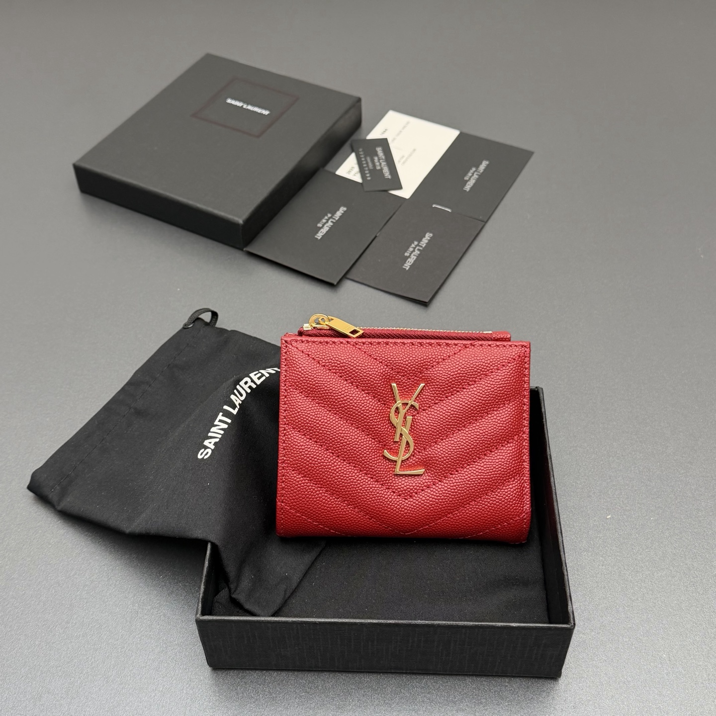 NO:688465,[Premium hardware original leather] MATELASSE grained embossed leather zipper bi-fold wallet Quilted wallet with iconic metal logo Gold tone metal hardware 4 card slots and 1 coin pocket 1 banknote layer and a transparent card slot No.: 575879517045 Red ball pattern/gold buckle Size: w10.5×h8.5×d2.5cm, Yves Saint Laurent wallet, saint laurent,wallets19860909【特级五金原厂皮】 MATELASSE粒面压印皮革拉链双折钱包 絎縫錢包配以標志性金屬標志 金色調金屬五金 4個卡糟及1個零钱袋 1個紙幣層和一个透明卡片糟 编号:575879517045 红色球纹/金扣 尺寸:w10.5×h8.5×d2.5cm,圣罗兰钱包,saint laurent,wallets,Bag