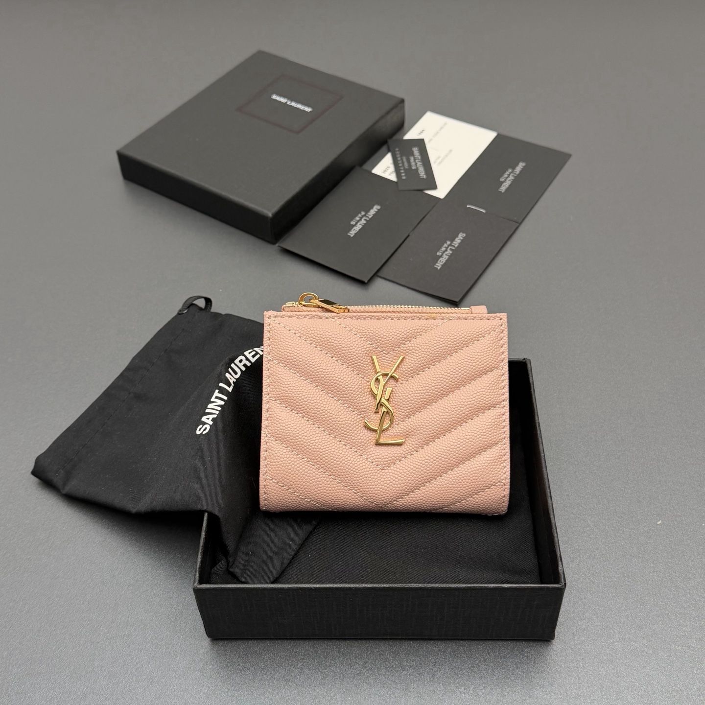 NO:688469,[Premium hardware original leather] MATELASSE grained embossed leather zipper bi-fold wallet Quilted wallet with iconic metal logo Gold tone metal hardware 4 card slots and 1 coin pocket 1 banknote layer and a transparent card slot Number: 575879517045 Pink ball pattern/gold buckle Size: w10.5×h8.5×d2.5cm, Yves Saint Laurent wallet, saint laurent,wallets19860909【特级五金原厂皮】 MATELASSE粒面压印皮革拉链双折钱包 絎縫錢包配以標志性金屬標志 金色調金屬五金 4個卡糟及1個零钱袋 1個紙幣層和一个透明卡片糟 编号:575879517045 粉色球纹/金扣 尺寸:w10.5×h8.5×d2.5cm,圣罗兰钱包,saint laurent,wallets,Bag