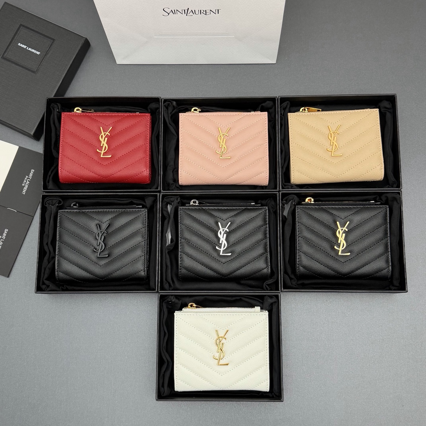 NO:688450,[Premium Hardware Original Leather] MATELASSE grained embossed leather zipper bi-fold wallet Quilted wallet with signature metal logo Gold tone metal hardware 4 card slots and 1 coin pocket 1 banknote layer and a transparent card slot Number: 575879517045 Black ball pattern/gold buckle Size: w10.5×h8.5×d2.5cm, Yves Saint Laurent wallet, saint laurent,wallets19860909【特级五金原厂皮】 MATELASSE粒面压印皮革拉链双折钱包 絎縫錢包配以標志性金屬標志 金色調金屬五金 4個卡糟及1個零钱袋 1個紙幣層和一个透明卡片糟 编号:575879517045 黑色球纹/金扣 尺寸:w10.5×h8.5×d2.5cm,圣罗兰钱包,saint laurent,wallets,Bag