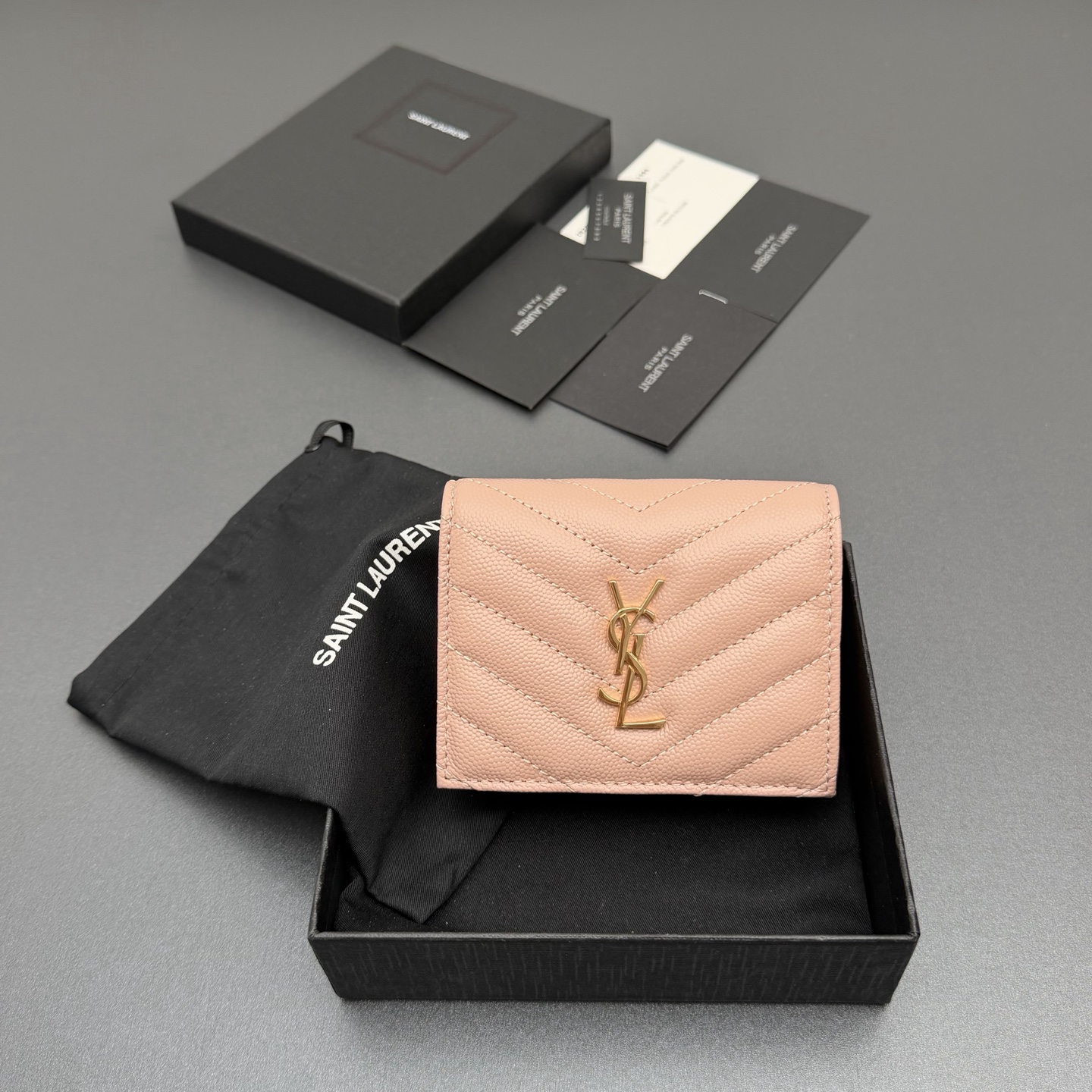 NO:688453,[Premium hardware original leather] MATELASSE short grain embossed leather card holder Quilted card holder with iconic metal logo Gold tone metal hardware 6 card slots and 1 zipper pocket 1 banknote slot and 1 central compartment Number: 530841 Pink ball pattern/gold buckle Size: w11×h8.5×d3cm, Saint Laurent wallet, saint laurent, wallets19860909【特级五金原厂皮】 MATELASSE短款粒面壓印皮革卡包 絎縫卡包配以標志性金屬標志 金色調金屬五金 6個卡糟及1個拉鏈袋 1個紙幣插槽及1個中央隔層 编号:530841 粉色球纹/金扣 尺寸:w11×h8.5×d3cm,圣罗兰钱包,saint laurent,wallets,Bag