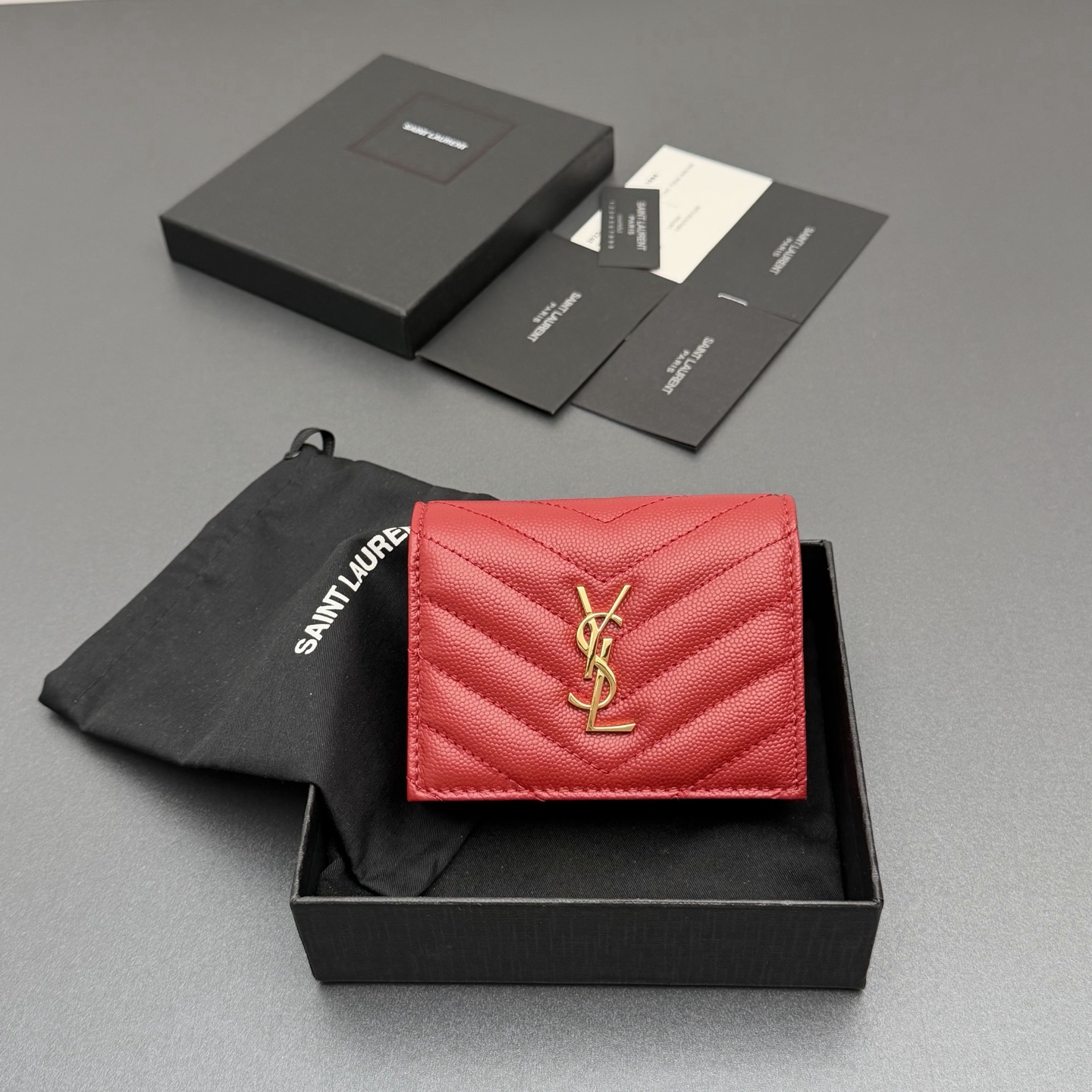 NO:688443,[Premium hardware original leather] MATELASSE short grain embossed leather card holder Quilted card holder with iconic metal logo Gold-toned metal hardware 6 card slots and 1 zipper pocket 1 banknote slot and 1 central compartment Number: 530841 Red ball pattern/gold buckle Size: w11×h8.5×d3cm, Saint Laurent wallet, saint laurent, wallets19860909【特级五金原厂皮】 MATELASSE短款粒面壓印皮革卡包 絎縫卡包配以標志性金屬標志 金色調金屬五金 6個卡糟及1個拉鏈袋 1個紙幣插槽及1個中央隔層 编号:530841 红色球纹/金扣 尺寸:w11×h8.5×d3cm,圣罗兰钱包,saint laurent,wallets,Bag