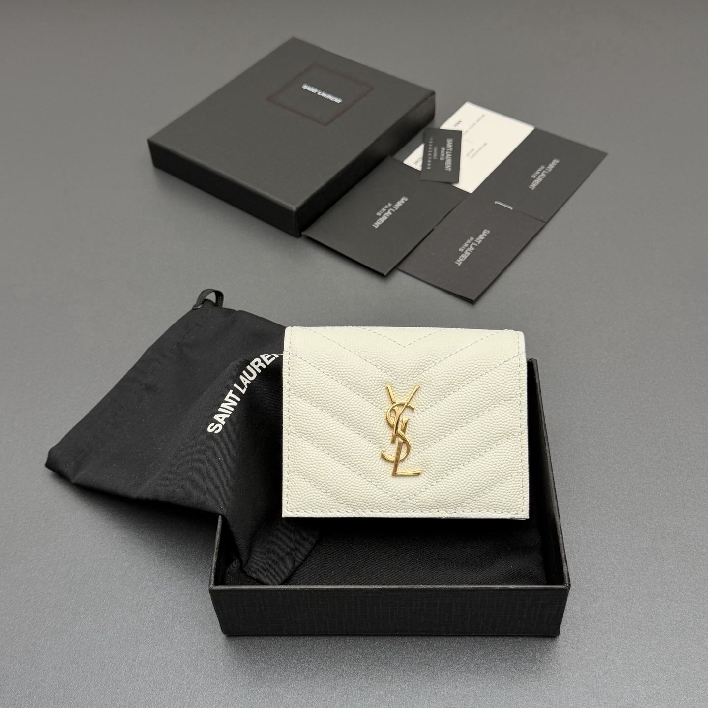 NO:688466,[Premium hardware original leather] MATELASSE short grain embossed leather card holder Quilted card holder with iconic metal logo Gold tone metal hardware 6 card slots and 1 zipper pocket 1 banknote slot and 1 central compartment Number: 530841 White ball pattern/gold buckle Size: w11×h8.5×d3cm, Saint Laurent wallet, saint laurent, wallets19860909【特级五金原厂皮】 MATELASSE短款粒面壓印皮革卡包 絎縫卡包配以標志性金屬標志 金色調金屬五金 6個卡糟及1個拉鏈袋 1個紙幣插槽及1個中央隔層 编号:530841 白色球纹/金扣 尺寸:w11×h8.5×d3cm,圣罗兰钱包,saint laurent,wallets,Bag