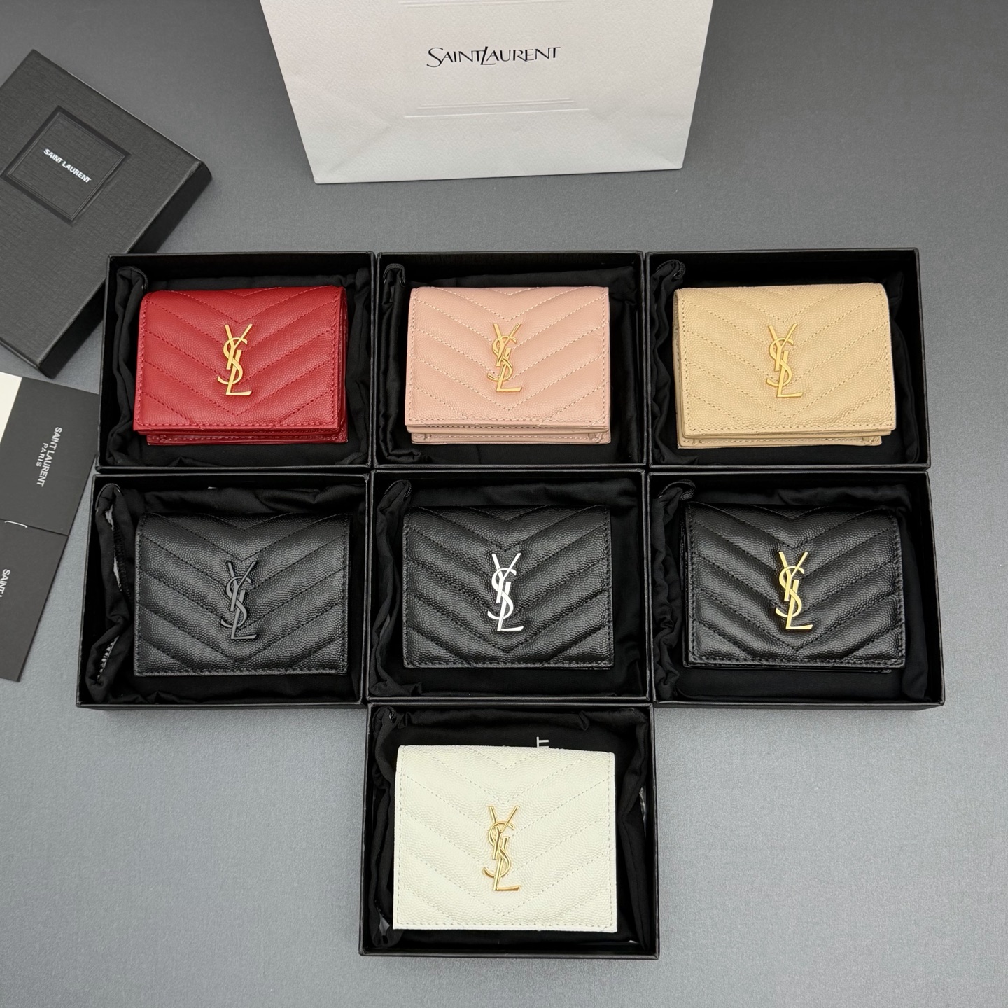 NO:688446,[Premium hardware original leather] MATELASSE short grain embossed leather card holder Quilted card holder with iconic metal logo Metal hardware 6 card slots and 1 zipper pocket 1 banknote slot and 1 central compartment Number: 530841 Size: w11×h8.5×d3cm, saint laurent wallet, saint laurent, wallets19860909【特级五金原厂皮】 MATELASSE短款粒面壓印皮革卡包 絎縫卡包配以標志性金屬標志 金屬五金 6個卡糟及1個拉鏈袋 1個紙幣插槽及1個中央隔層 编号:530841  尺寸:w11×h8.5×d3cm,圣罗兰钱包,saint laurent,wallets,Bag