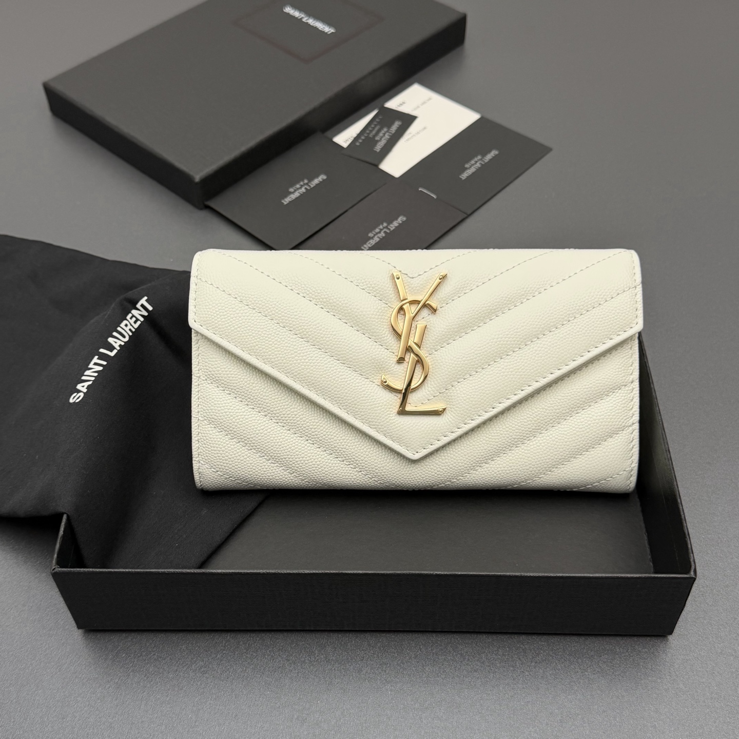 NO:688478,[Premium Hardware Original Leather] MATELASSE flip-top grain embossed leather wallet Quilted wallet with iconic metal logo Gold-toned metal hardware 12 card slots and 4 banknote slots 1 zipper coin bag No.: 372264 437469 White ball pattern/gold buckle Size: w19×h11×3cm, Yves Saint Laurent wallet, saint laurent, wallets19860909【特级五金原厂皮】 MATELASSE翻盖粒面压印皮革钱包 絎縫錢包配以標志性金屬標志 金色調金屬五金 12個卡糟及4个纸币插槽 1个拉链零钱袋 编号:372264 437469白色球纹/金扣 尺寸:w19×h11×3cm,圣罗兰钱包,saint laurent,wallets,Bag