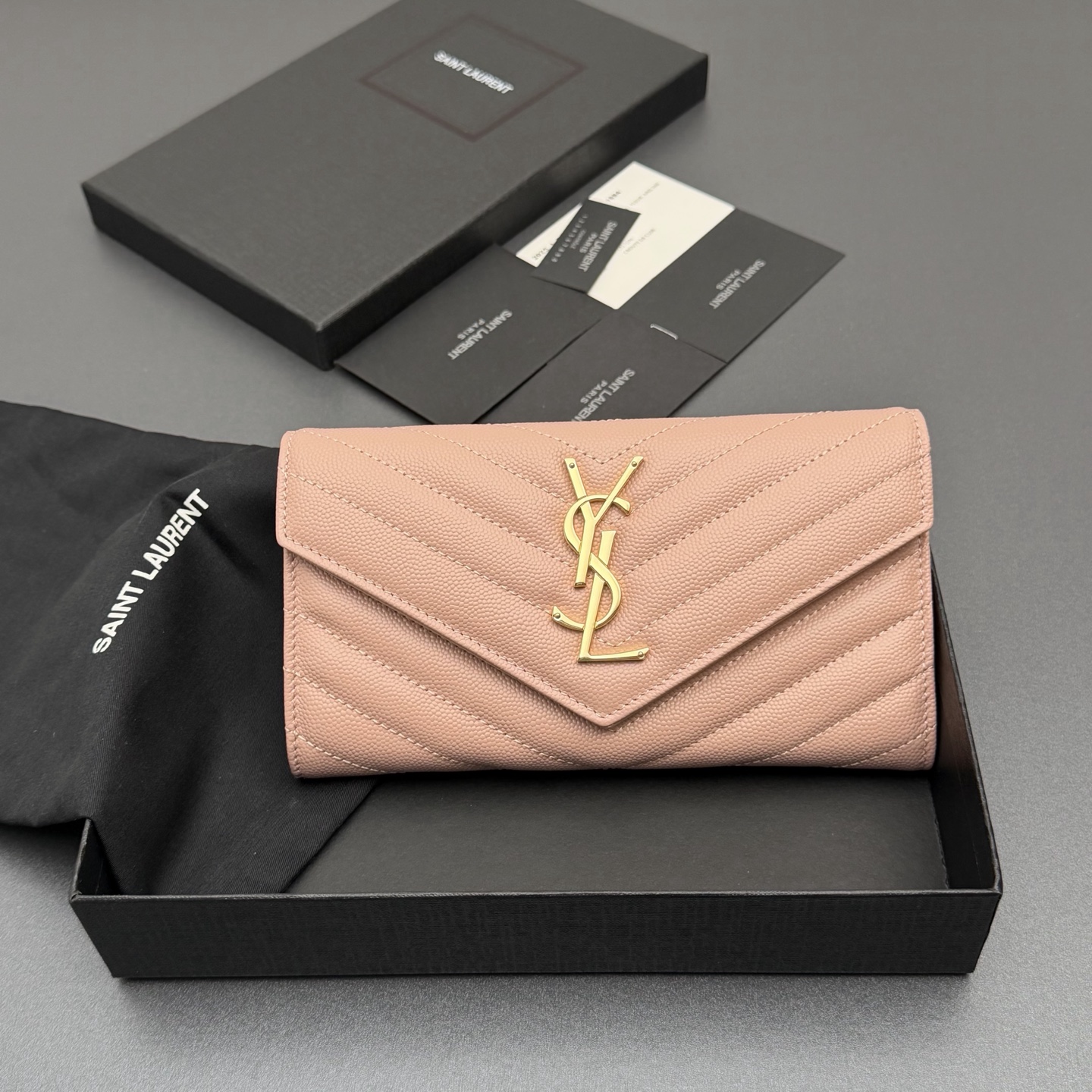 NO:688479,[Premium hardware original leather] MATELASSE flip-top grain embossed leather wallet Quilted wallet with iconic metal logo Gold-toned metal hardware 12 card slots and 4 banknote slots 1 zipper coin bag No.: 372264 437469 Pink ball pattern/gold buckle Size: w19×h11×3cm, Saint Laurent wallet, saint laurent, wallets19860909【特级五金原厂皮】 MATELASSE翻盖粒面压印皮革钱包 絎縫錢包配以標志性金屬標志 金色調金屬五金 12個卡糟及4个纸币插槽 1个拉链零钱袋 编号:372264 437469粉色球纹/金扣 尺寸:w19×h11×3cm,圣罗兰钱包,saint laurent,wallets,Bag