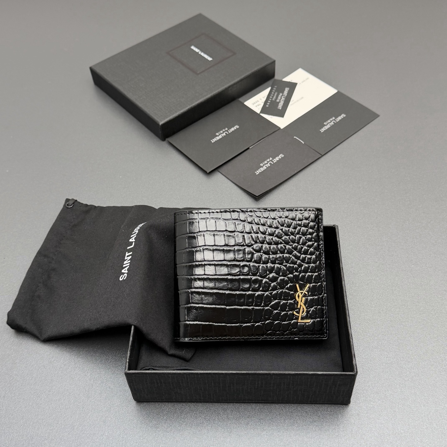 NO:688482,[Special grade hardware original leather] Single fold wallet TINY LE CASSANDRE model crocodile pattern embossed matte leather wallet Card insertion on both sides Bronze metal hardware Eight card slots Two banknote compartments No.: 607727 Black crocodile pattern/gold buckle Size: w11×h9.5×d2.5cm, Saint Laurent wallet, saint laurent, wallets19860909【特级五金原厂皮】 单折钱包 TINY LE CASSANDRE模款鳄鱼纹压印雾面皮革钱包 两边插卡 古铜色金属五金 八个卡槽 两个纸币隔层 编号:607727 黑色鳄鱼纹/金扣 尺寸:w11×h9.5×d2.5cm,圣罗兰钱包,saint laurent,wallets,Bag
