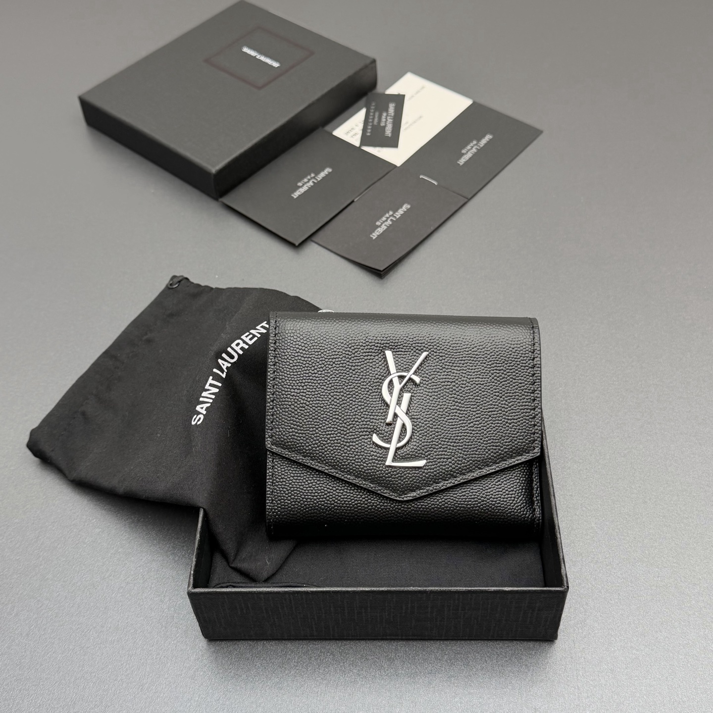 NO:688488,[Premium hardware original leather] MATELASSE grain embossed leather zipper bi-fold flip wallet Short wallet, decorated with classic brand logo Silver tone metal hardware 6 card slots and 1 flap ID pocket 1 coin pocket 1 banknote compartment Number: 582296 Black ball pattern/silver buckle Size: w12×h10×d3cm, Saint Laurent wallet, saint laurent, wallets19860909【特级五金原厂皮】 MATELASSE粒面压印皮革拉链双折翻盖钱包 短款钱包,饰以经典品牌标志 银色調金屬五金 6个卡糟及1个翻盖证件袋 1个零钱袋 1个纸币隔层 编号:582296 黑色球纹/银扣 尺寸:w12×h10×d3cm,圣罗兰钱包,saint laurent,wallets,Bag