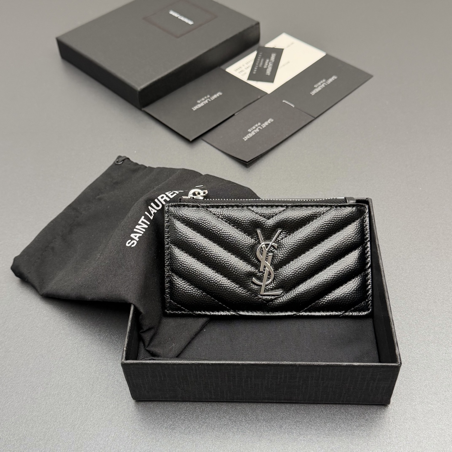 NO:688473,[Premium hardware original leather] MATELASSE grain embossed leather zipper card holder decorated with classic logo letters and quilted seams Silver tone metal hardware Zipper closure 5 card slots 1 zipper coin purse No.: 607915 Black ball pattern/silver buckle Size: w13 xh8 xd2cm, Saint Laurent wallet, saint laurent, wallets19860909【特级五金原厂皮】 MATELASSE粒面压印皮革拉链卡包 饰以经典logo字母标志和绗缝包缝 银色调金属五金 拉链开合 5个卡片槽 1个拉链零钱包 编号:607915 黑色球纹/银扣 尺寸:w13 xh8 xd2cm,圣罗兰钱包,saint laurent,wallets,Bag
