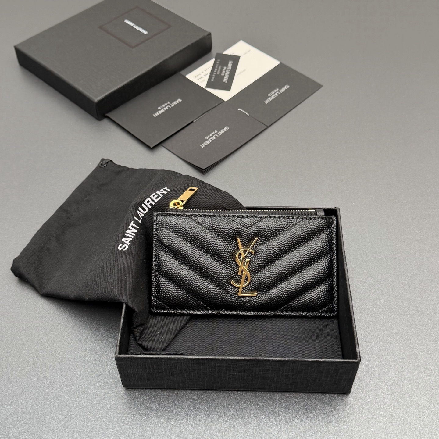 NO:688475,[Premium hardware original leather] MATELASSE grain embossed leather zipper card holder decorated with classic logo letters and quilted overlocking Gold tone metal hardware zipper closure 5 card slots 1 zipper coin purse No.: 607915 Black ball pattern/gold buckle Size: w13 xh8 xd2cm, Saint Laurent wallet, saint laurent, wallets19860909【特级五金原厂皮】 MATELASSE粒面压印皮革拉链卡包 饰以经典logo字母标志和绗缝包缝 金色调金属五金 拉链开合 5个卡片槽 1个拉链零钱包 编号:607915 黑色球纹/金扣 尺寸:w13 xh8 xd2cm,圣罗兰钱包,saint laurent,wallets,Bag