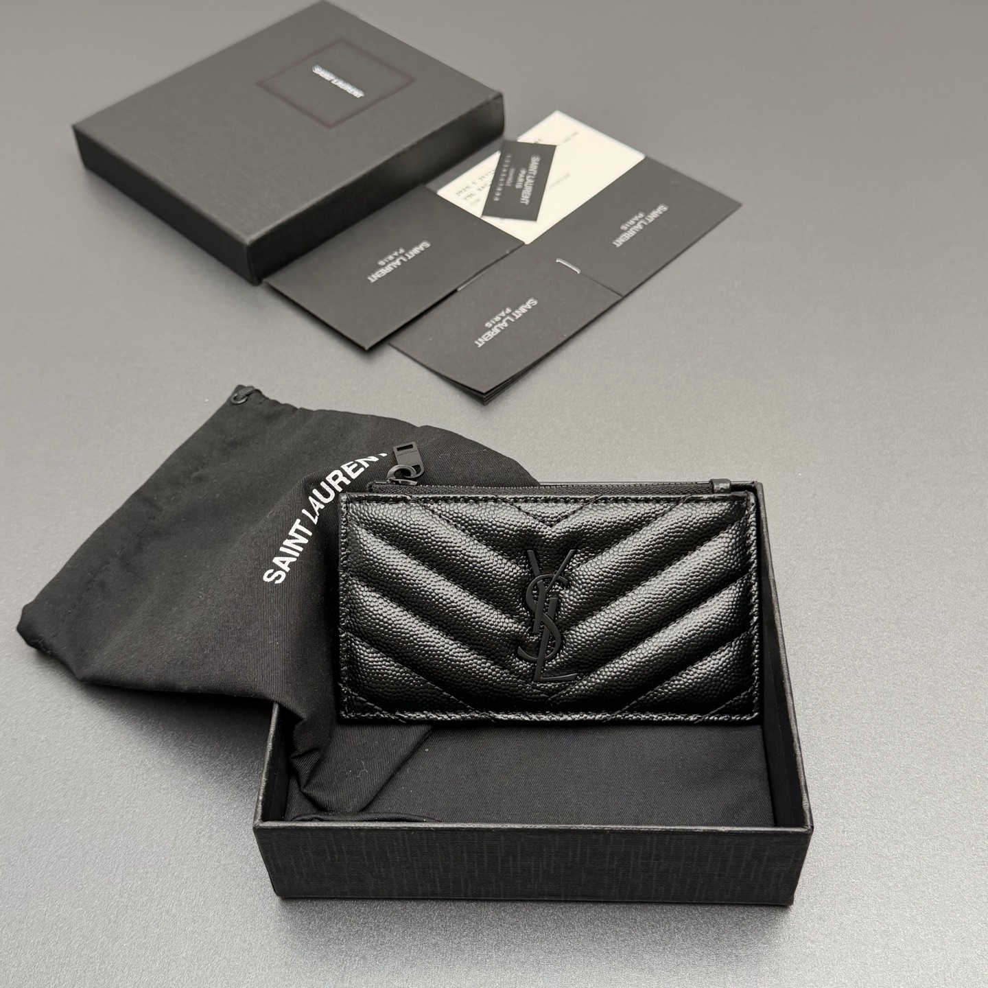 NO:688477,[Premium hardware original leather] MATELASSE grain embossed leather zipper card holder decorated with classic logo letters and quilted seams Black gunmetal metal hardware Zipper closure 5 card slots 1 zipper coin purse Number: 607915 Black ball pattern/black buckle Size: w13 xh8 xd2cm, Saint Laurent wallet, saint laurent, wallets19860909【特级五金原厂皮】 MATELASSE粒面压印皮革拉链卡包 饰以经典logo字母标志和绗缝包缝 黑枪调金属五金 拉链开合 5个卡片槽 1个拉链零钱包 编号:607915 黑色球纹/黑扣 尺寸:w13 xh8 xd2cm,圣罗兰钱包,saint laurent,wallets,Bag