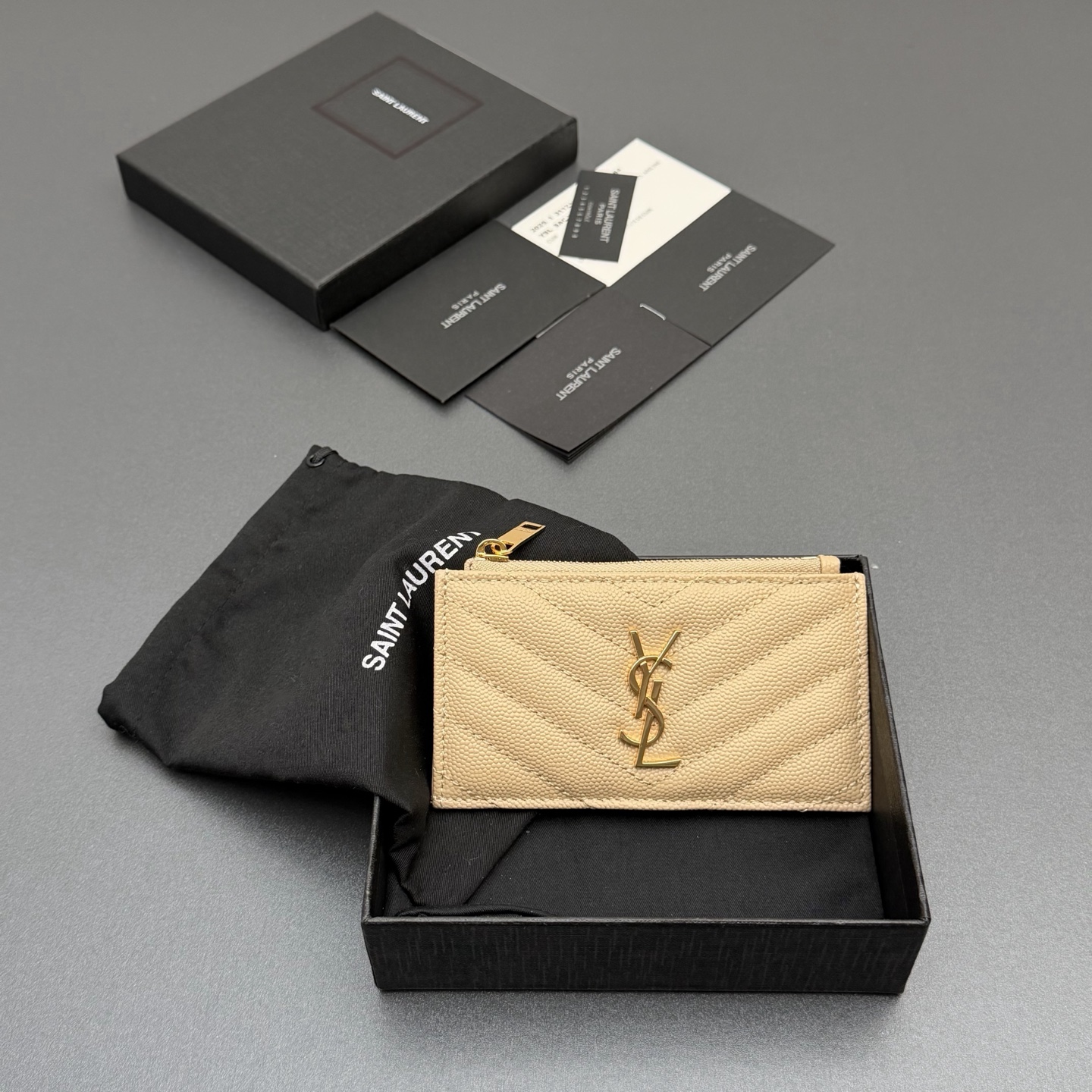 NO:688480,[Premium hardware original leather] MATELASSE grain embossed leather zipper card holder decorated with classic logo letters and quilted overlocking Gold tone metal hardware zipper closure 5 card slots 1 zipper coin purse No.: 607915 apricot ball pattern gold buckle Size: w13 xh8 xd2cm, Saint Laurent wallet, saint laurent, wallets19860909【特级五金原厂皮】 MATELASSE粒面压印皮革拉链卡包 饰以经典logo字母标志和绗缝包缝 金色调金属五金 拉链开合 5个卡片槽 1个拉链零钱包 编号:607915 杏色球纹金扣 尺寸:w13 xh8 xd2cm,圣罗兰钱包,saint laurent,wallets,Bag