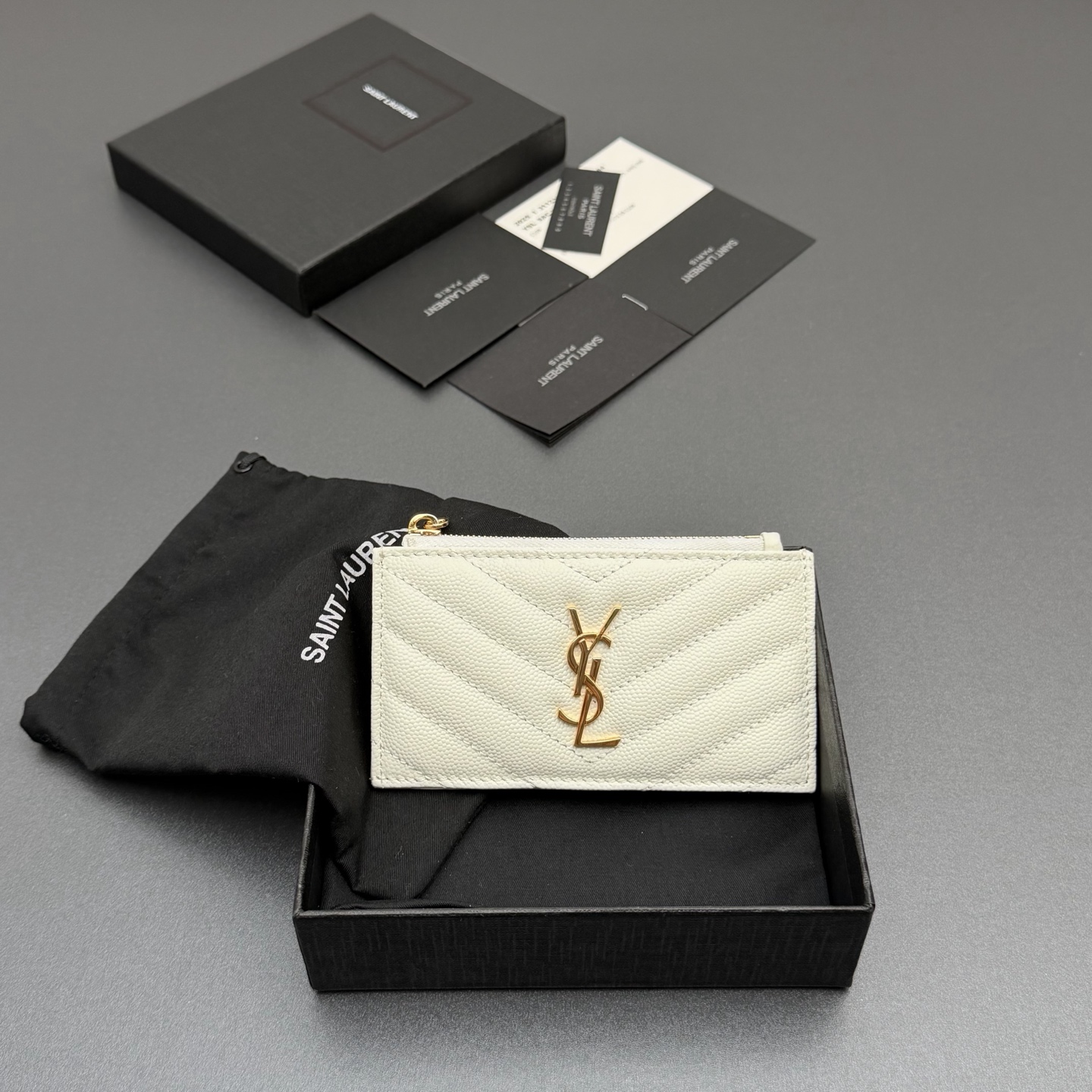 NO:688481,[Premium hardware original leather] MATELASSE grain embossed leather zipper card holder decorated with classic logo letters and quilted seams Gold tone metal hardware zipper closure 5 card slots 1 zipper coin purse Number: 607915 White ball pattern gold buckle Size: w13 xh8 xd2cm, Saint Laurent wallet, saint laurent, wallets19860909【特级五金原厂皮】 MATELASSE粒面压印皮革拉链卡包 饰以经典logo字母标志和绗缝包缝 金色调金属五金 拉链开合 5个卡片槽 1个拉链零钱包 编号:607915 白色球纹金扣 尺寸:w13 xh8 xd2cm,圣罗兰钱包,saint laurent,wallets,Bag