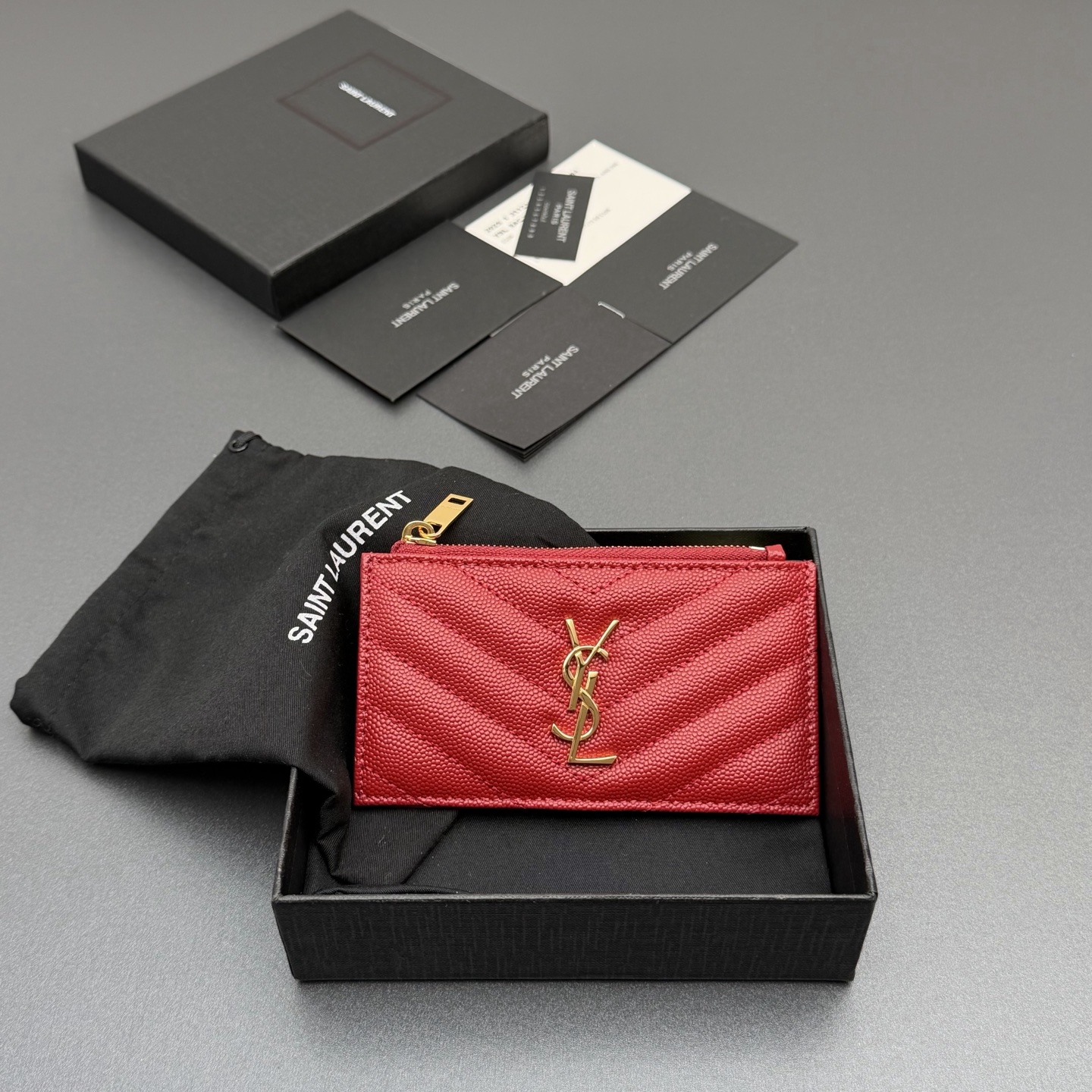 NO:688484,[Premium hardware original leather] MATELASSE grain embossed leather zipper card holder decorated with classic logo lettering and quilted overlocking Gold tone metal hardware zipper closure 5 card slots 1 zipper coin purse Number: 607915 Red ball pattern gold buckle Size: w13 xh8 xd2cm, Saint Laurent wallet, saint laurent, wallets19860909【特级五金原厂皮】 MATELASSE粒面压印皮革拉链卡包 饰以经典logo字母标志和绗缝包缝 金色调金属五金 拉链开合 5个卡片槽 1个拉链零钱包 编号:607915 红色球纹金扣 尺寸:w13 xh8 xd2cm,圣罗兰钱包,saint laurent,wallets,Bag