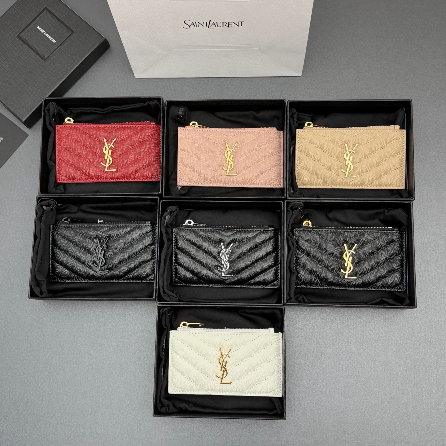 NO:688487,[Premium hardware original leather] MATELASSE grain embossed leather zipper card holder decorated with classic logo letters and quilted overlocking Metal hardware zipper closure 5 card slots 1 zipper coin purse Number: 607915 Size: w13 xh8 xd2cm, Saint Laurent wallet, saint laurent, wallets19860909【特级五金原厂皮】 MATELASSE粒面压印皮革拉链卡包 饰以经典logo字母标志和绗缝包缝 金属五金 拉链开合 5个卡片槽 1个拉链零钱包 编号:607915  尺寸:w13 xh8 xd2cm,圣罗兰钱包,saint laurent,wallets,Bag