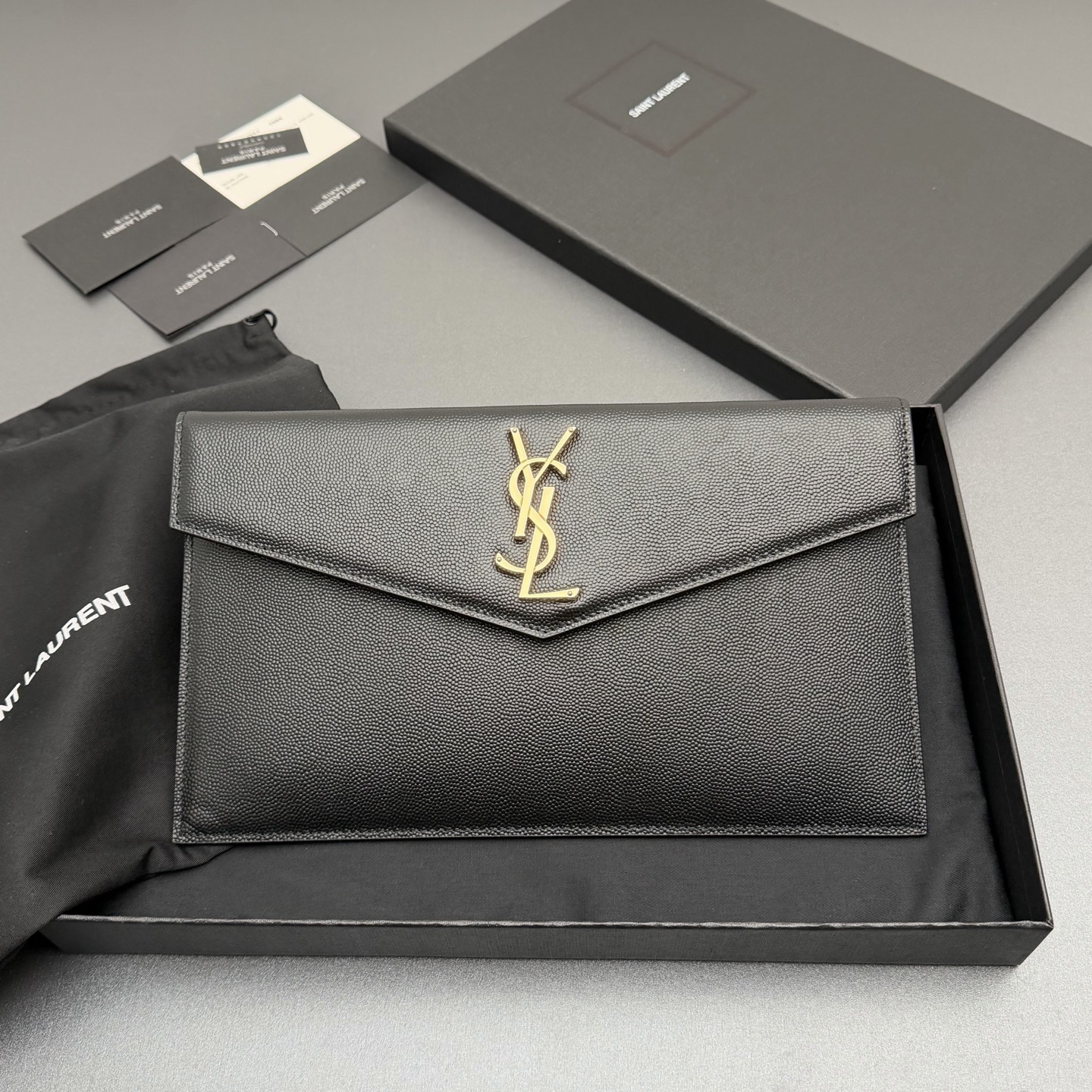 NO:701215,[Premium hardware original leather] UPTOWN grain embossed leather clutch, small envelope clutch, flap decorated with metal letter logo, cowhide, gold metal accessories, magnetic buckle closure design, one main compartment inside No.: 565739 black ball pattern/gold buckle Size: w27 xh16 xd2cm, YSL, saint laurent, handbag, cowhide19860909【特级五金原厂皮】 UPTOWN粒面压印皮革手拿包 小号信封手拿包,翻盖饰以金属字母标志 牛皮 金色金属配件 磁扣开合设计 内部一个主隔层 编号: 565739黑色球纹/金扣 尺寸:w27 xh16 xd2cm,YSL,saint laurent,handbag,cowhide,Bag