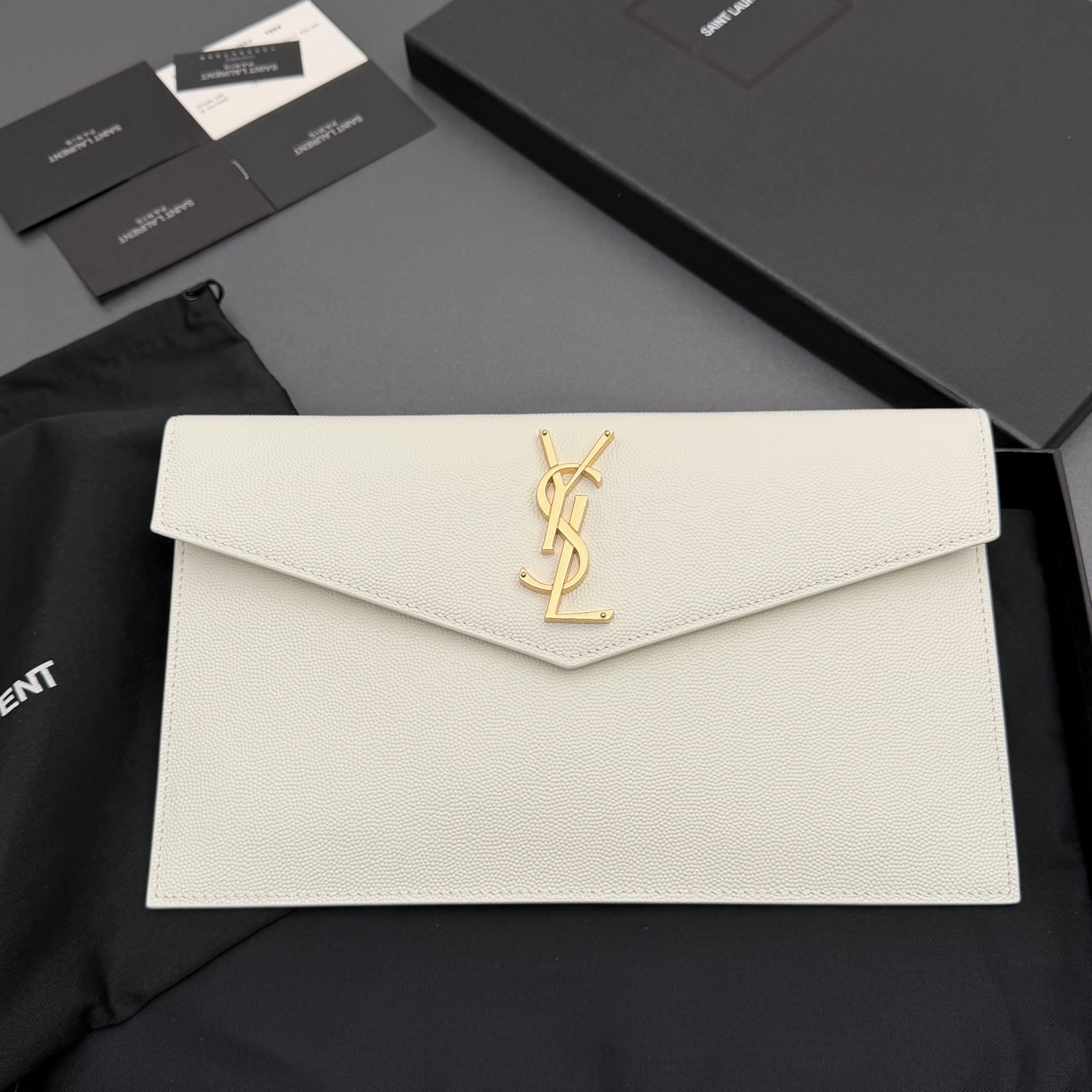 NO:701216,[Premium hardware original leather] UPTOWN grain embossed leather clutch, small envelope clutch, flap decorated with metal letter logo, cowhide, gold metal accessories, magnetic buckle closure design, one main compartment inside No.: 565739 white ball pattern/gold buckle Size: w27 xh16 xd2cm, YSL, saint laurent, handbag, cowhide19860909【特级五金原厂皮】 UPTOWN粒面压印皮革手拿包 小号信封手拿包,翻盖饰以金属字母标志 牛皮 金色金属配件 磁扣开合设计 内部一个主隔层 编号: 565739白色球纹/金扣 尺寸:w27 xh16 xd2cm,YSL,saint laurent,handbag,cowhide,Bag