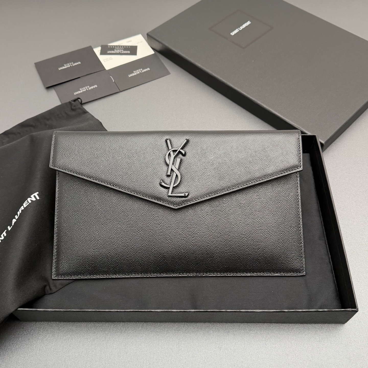 NO:701222,[Premium hardware original leather] UPTOWN grain embossed leather clutch, small envelope clutch, flap decorated with metal letter logo, cowhide, black gun metal accessories, magnetic buckle closure design, one main compartment inside No.: 565739 black ball pattern/black buckle Size: w27 xh16 xd2cm, YSL, saint laurent, handbag, cowhide19860909【特级五金原厂皮】 UPTOWN粒面压印皮革手拿包 小号信封手拿包,翻盖饰以金属字母标志 牛皮 黑枪金属配件 磁扣开合设计 内部一个主隔层 编号: 565739黑色球纹/黑扣 尺寸:w27 xh16 xd2cm,YSL,saint laurent,handbag,cowhide,Bag