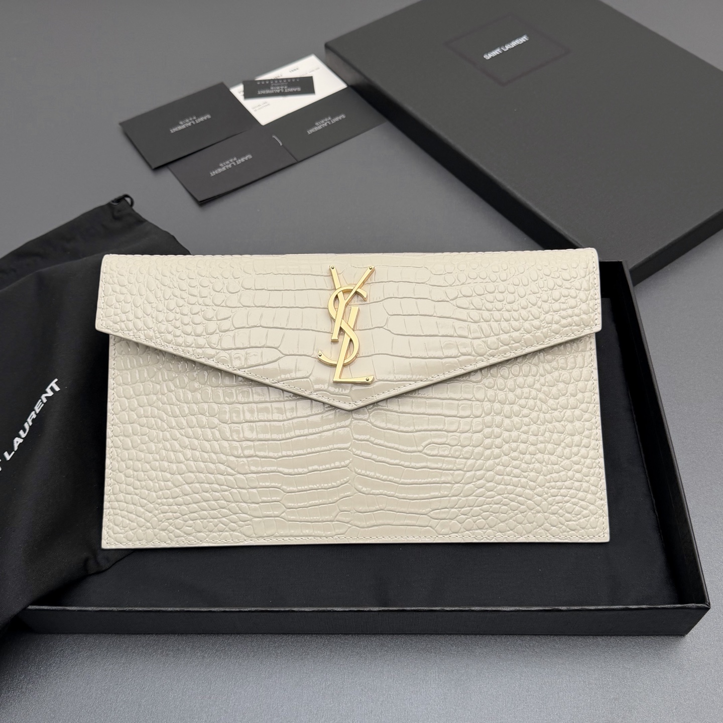 NO:701200,[Premium hardware original leather] UPTOWN crocodile pattern embossed leather clutch, small envelope clutch, flap decorated with metal letter logo, cowhide, gold metal accessories, magnetic buckle closure design, one main compartment inside No.: 565739 white crocodile pattern/gold buckle Size: w27 xh16 xd2cm, YSL, saint laurent, handbag, cowhide19860909【特级五金原厂皮】 UPTOWN鳄鱼纹压印皮革手拿包 小号信封手拿包,翻盖饰以金属字母标志 牛皮 金色金属配件 磁扣开合设计 内部一个主隔层 编号: 565739白色鳄鱼纹/金扣 尺寸:w27 xh16 xd2cm,YSL,saint laurent,handbag,cowhide,Bag