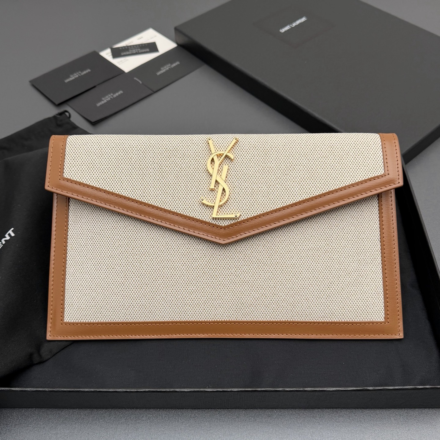 NO:701209,[Premium hardware original leather] UPTOWN canvas and leather clutch, small envelope clutch, flap decorated with metal letter logo, canvas/cowhide, gold metal accessories, magnetic buckle closure design, one main compartment inside No.: 565739 Brown leather/gold buckle Size: w27 xh16 xd2cm, YSL, saint laurent, handbag, cowhide19860909【特级五金原厂皮】 UPTOWN 帆布拼皮革手拿包 小号信封手拿包,翻盖饰以金属字母标志 帆布/牛皮 金色金属配件 磁扣开合设计 内部一个主隔层 编号: 565739棕配皮/金扣 尺寸:w27 xh16 xd2cm,YSL,saint laurent,handbag,cowhide,Bag