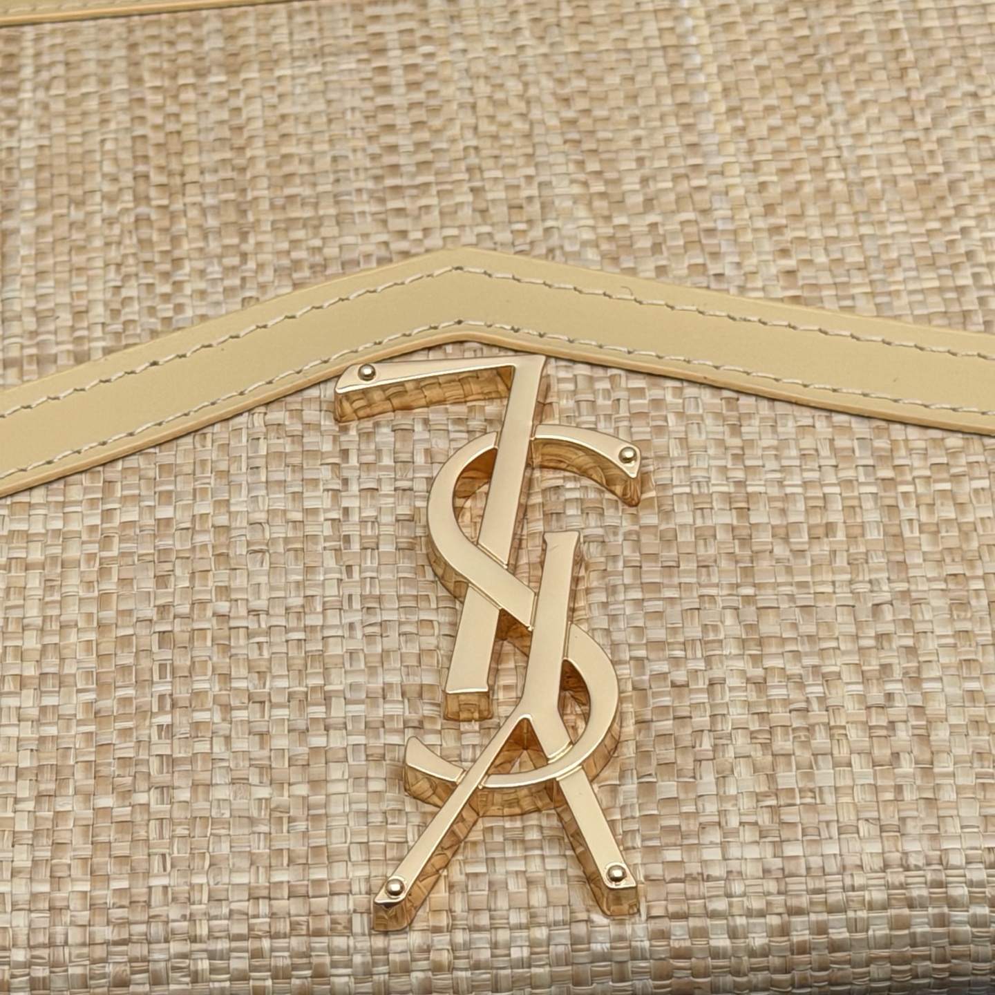 P370【特级五金原厂皮】UPTOWN 竹席面料拼皮革手拿包
小号信封手拿包，翻盖饰以金属字母标志
竹席面料/牛皮
金色金属配件
磁扣开合设计
内部一个主隔层
编号: 565739   杏配竹席/金扣
尺寸:w27 xh16 xd2cm