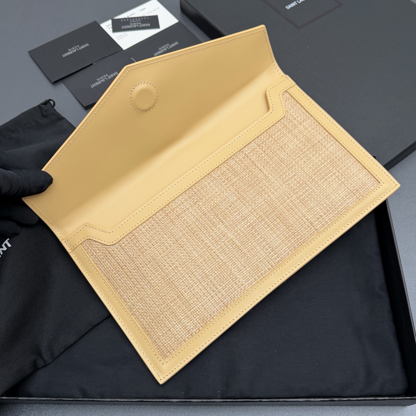 P370【特级五金原厂皮】UPTOWN 竹席面料拼皮革手拿包
小号信封手拿包，翻盖饰以金属字母标志
竹席面料/牛皮
金色金属配件
磁扣开合设计
内部一个主隔层
编号: 565739   杏配竹席/金扣
尺寸:w27 xh16 xd2cm