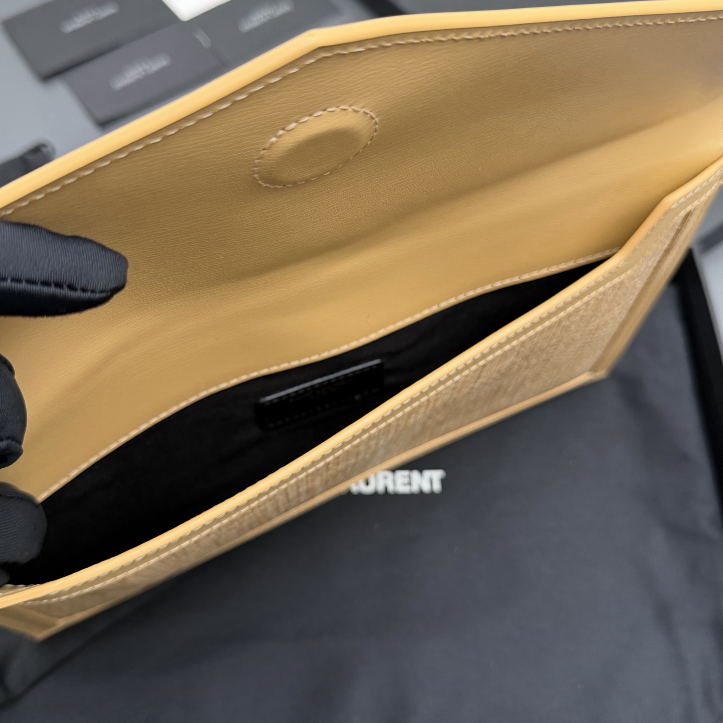 P370【特级五金原厂皮】UPTOWN 竹席面料拼皮革手拿包
小号信封手拿包，翻盖饰以金属字母标志
竹席面料/牛皮
金色金属配件
磁扣开合设计
内部一个主隔层
编号: 565739   杏配竹席/金扣
尺寸:w27 xh16 xd2cm