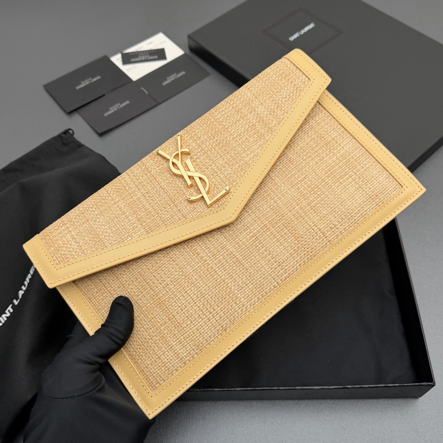 P370【特级五金原厂皮】UPTOWN 竹席面料拼皮革手拿包
小号信封手拿包，翻盖饰以金属字母标志
竹席面料/牛皮
金色金属配件
磁扣开合设计
内部一个主隔层
编号: 565739   杏配竹席/金扣
尺寸:w27 xh16 xd2cm