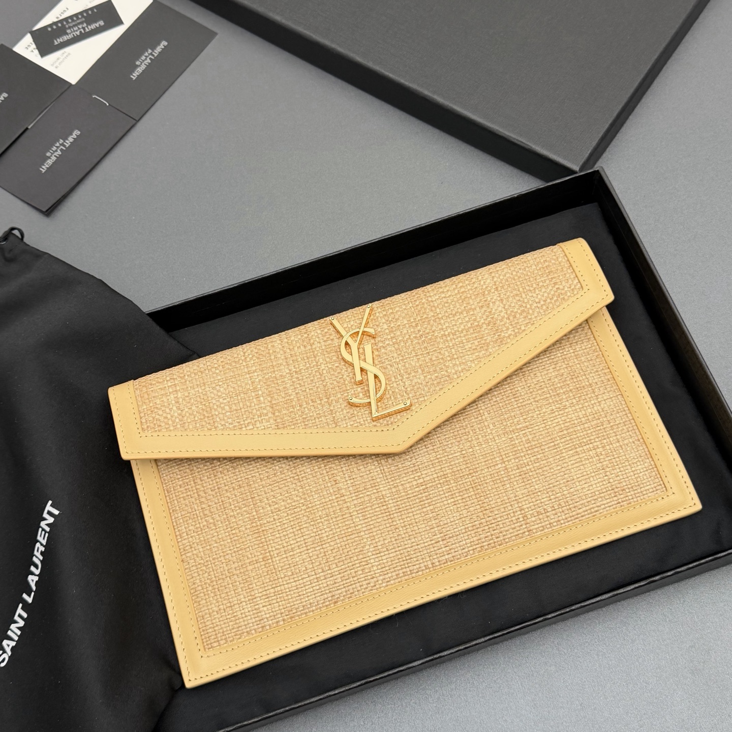 P370【特级五金原厂皮】UPTOWN 竹席面料拼皮革手拿包
小号信封手拿包，翻盖饰以金属字母标志
竹席面料/牛皮
金色金属配件
磁扣开合设计
内部一个主隔层
编号: 565739   杏配竹席/金扣
尺寸:w27 xh16 xd2cm