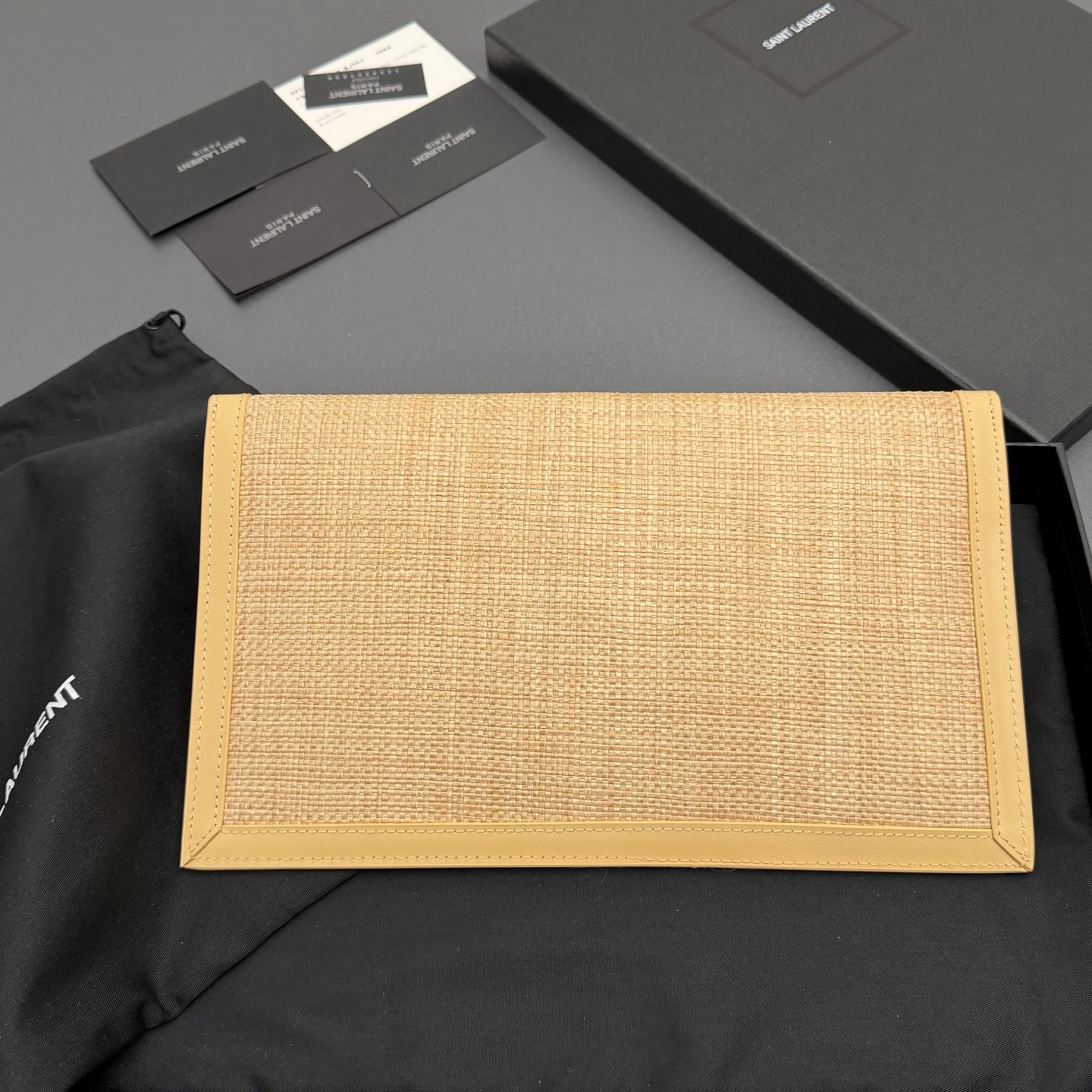 P370【特级五金原厂皮】UPTOWN 竹席面料拼皮革手拿包
小号信封手拿包，翻盖饰以金属字母标志
竹席面料/牛皮
金色金属配件
磁扣开合设计
内部一个主隔层
编号: 565739   杏配竹席/金扣
尺寸:w27 xh16 xd2cm