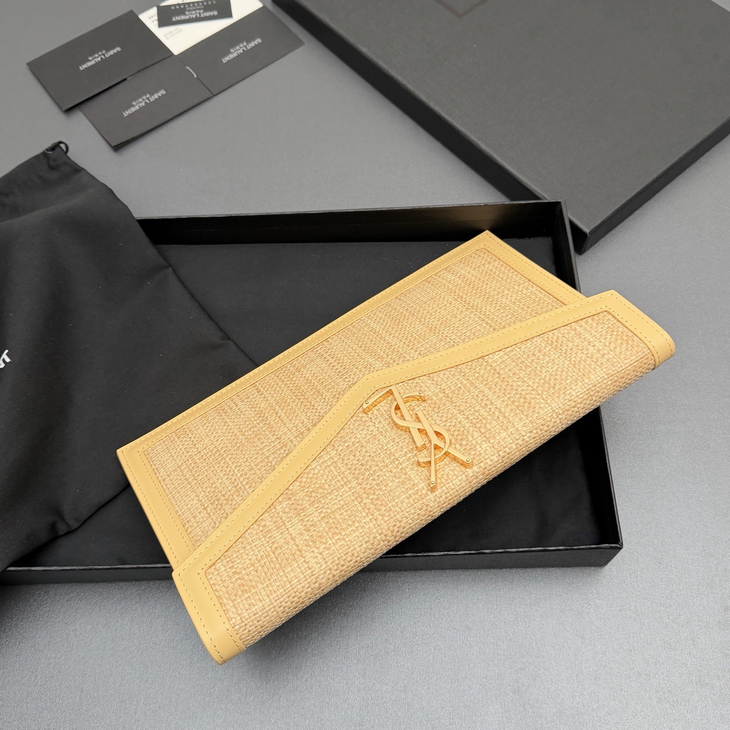 P370【特级五金原厂皮】UPTOWN 竹席面料拼皮革手拿包
小号信封手拿包，翻盖饰以金属字母标志
竹席面料/牛皮
金色金属配件
磁扣开合设计
内部一个主隔层
编号: 565739   杏配竹席/金扣
尺寸:w27 xh16 xd2cm