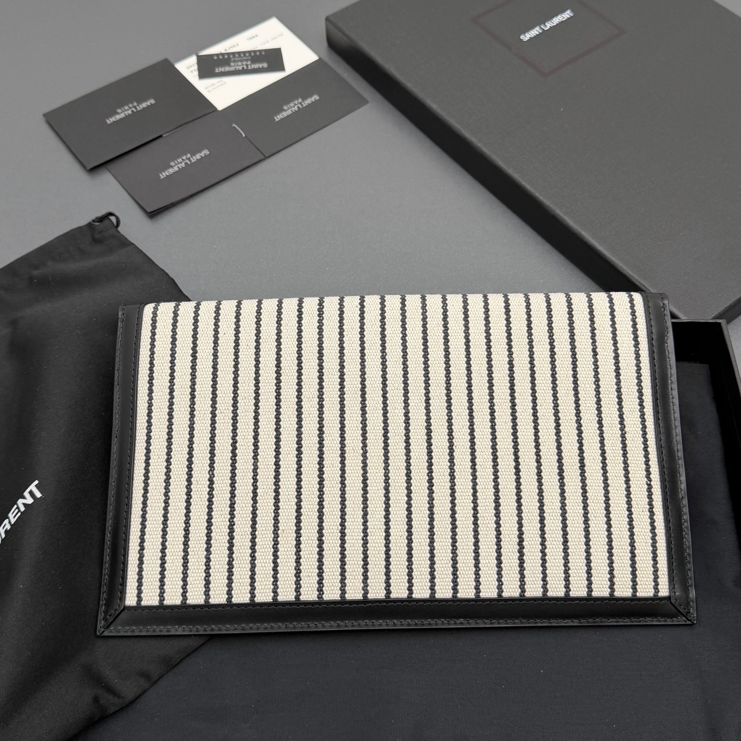 P370【特级五金原厂皮】UPTOWN 帆布拼皮革手拿包
小号信封手拿包，翻盖饰以金属字母标志
帆布/牛皮
金色金属配件
磁扣开合设计
内部一个主隔层
编号: 565739   黑白条/金扣
尺寸:w27 xh16 xd2cm