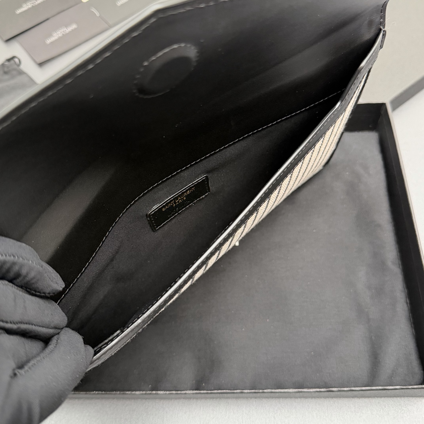 P370【特级五金原厂皮】UPTOWN 帆布拼皮革手拿包
小号信封手拿包，翻盖饰以金属字母标志
帆布/牛皮
金色金属配件
磁扣开合设计
内部一个主隔层
编号: 565739   黑白条/金扣
尺寸:w27 xh16 xd2cm