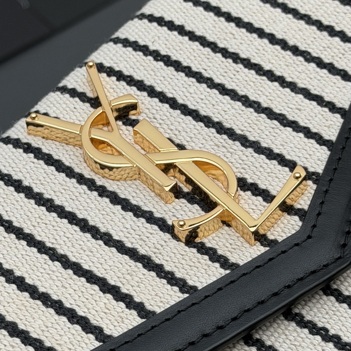 P370【特级五金原厂皮】UPTOWN 帆布拼皮革手拿包
小号信封手拿包，翻盖饰以金属字母标志
帆布/牛皮
金色金属配件
磁扣开合设计
内部一个主隔层
编号: 565739   黑白条/金扣
尺寸:w27 xh16 xd2cm