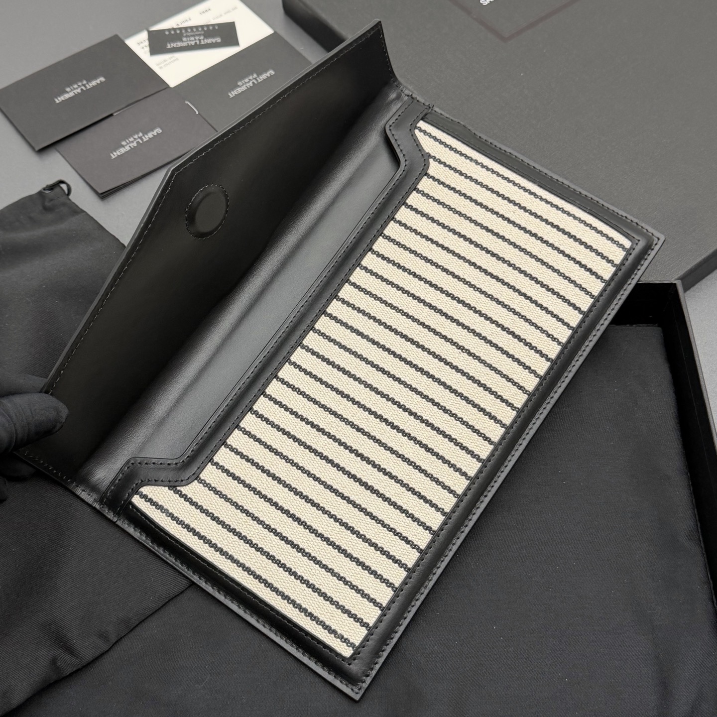 P370【特级五金原厂皮】UPTOWN 帆布拼皮革手拿包
小号信封手拿包，翻盖饰以金属字母标志
帆布/牛皮
金色金属配件
磁扣开合设计
内部一个主隔层
编号: 565739   黑白条/金扣
尺寸:w27 xh16 xd2cm